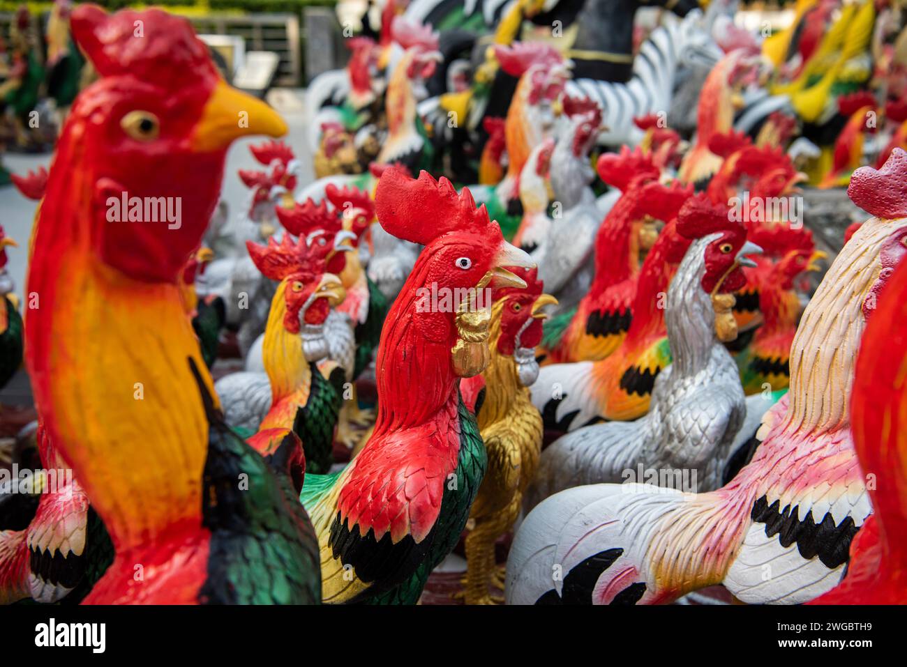 Figurines de poulet et de coq atay devant le Monument et la statue du roi Taksin au Wat Huay Mongkol près de la ville de Hua Hin dans la province o Banque D'Images