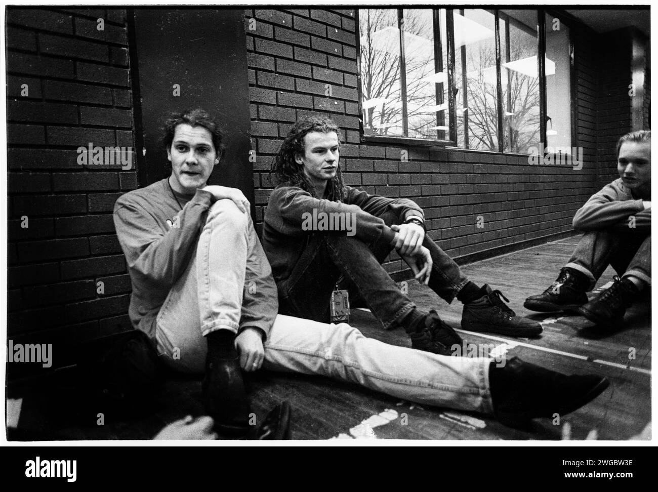 NEDS ATOMIC DUSTBIN, PEAK ERA TOUR, 1992 : John Penney Singer et Alex Griffin 'Bass Thing' (Dreads) bassiste mélodique de Ned's Atomic Dustbin interviewé dans les coulisses par des étudiants journalistes de Gair Rhydd au Cardiff University Students Union à Cardiff, pays de Galles, Royaume-Uni, le 18 novembre 1992.INFO: ned's Atomic Dustbin, un groupe de rock alternatif britannique formé en 1987, est devenu connu pour son énergie sonore et sa double guitare basse. Des hits comme Grey Cell Green ont mis en valeur leur mélange distinctif de punk, rock et pop, contribuant au paysage de la musique alternative des années 90. Banque D'Images