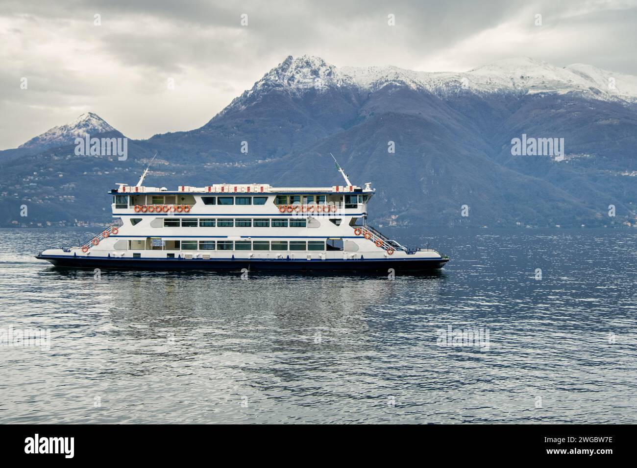 Ferry bateau naviguant à travers le lac de Côme avec toile de fond de montagne, Varenna, Lombardie, Italie Banque D'Images