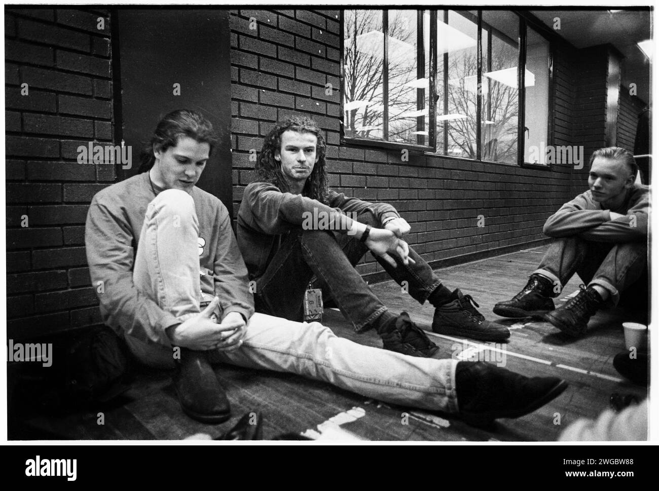 NEDS ATOMIC DUSTBIN, PEAK ERA TOUR, 1992 : John Penney Singer et Alex Griffin 'Bass Thing' (Dreads) bassiste mélodique de Ned's Atomic Dustbin interviewé dans les coulisses par des étudiants journalistes de Gair Rhydd au Cardiff University Students Union à Cardiff, pays de Galles, Royaume-Uni, le 18 novembre 1992.INFO: ned's Atomic Dustbin, un groupe de rock alternatif britannique formé en 1987, est devenu connu pour son énergie sonore et sa double guitare basse. Des hits comme Grey Cell Green ont mis en valeur leur mélange distinctif de punk, rock et pop, contribuant au paysage de la musique alternative des années 90. Banque D'Images