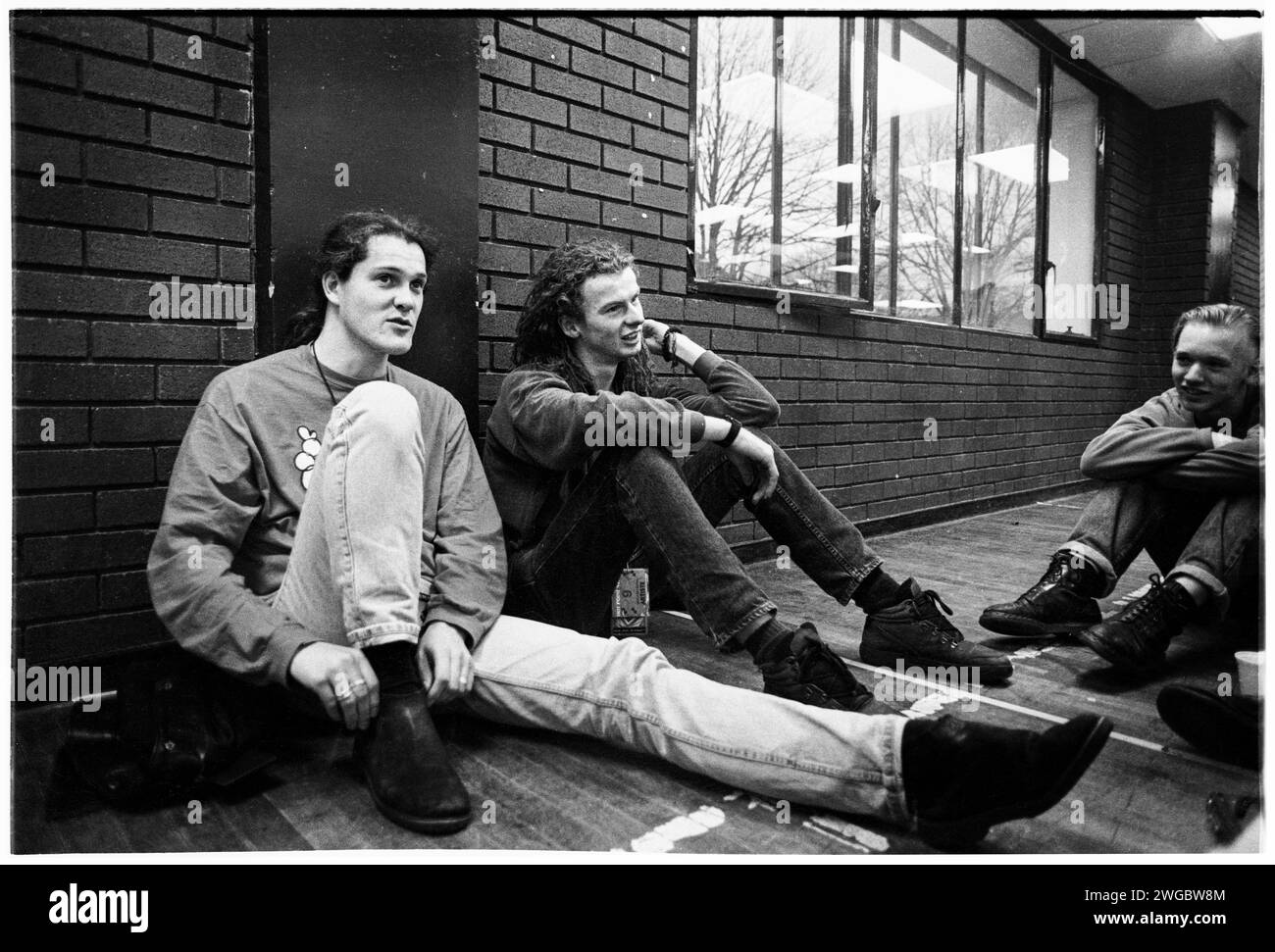 NEDS ATOMIC DUSTBIN, PEAK ERA TOUR, 1992 : John Penney Singer et Alex Griffin 'Bass Thing' (Dreads) bassiste mélodique de Ned's Atomic Dustbin interviewé dans les coulisses par des étudiants journalistes de Gair Rhydd au Cardiff University Students Union à Cardiff, pays de Galles, Royaume-Uni, le 18 novembre 1992.INFO: ned's Atomic Dustbin, un groupe de rock alternatif britannique formé en 1987, est devenu connu pour son énergie sonore et sa double guitare basse. Des hits comme Grey Cell Green ont mis en valeur leur mélange distinctif de punk, rock et pop, contribuant au paysage de la musique alternative des années 90. Banque D'Images