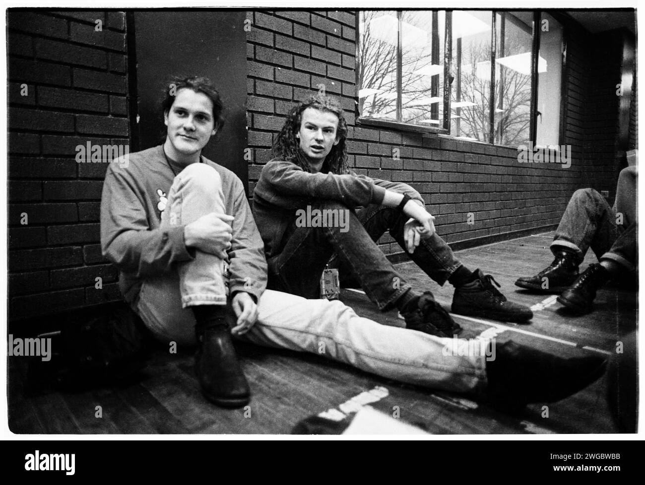 NEDS ATOMIC DUSTBIN, PEAK ERA TOUR, 1992 : John Penney Singer et Alex Griffin 'Bass Thing' (Dreads) bassiste mélodique de Ned's Atomic Dustbin interviewé dans les coulisses par des étudiants journalistes de Gair Rhydd au Cardiff University Students Union à Cardiff, pays de Galles, Royaume-Uni, le 18 novembre 1992.INFO: ned's Atomic Dustbin, un groupe de rock alternatif britannique formé en 1987, est devenu connu pour son énergie sonore et sa double guitare basse. Des hits comme Grey Cell Green ont mis en valeur leur mélange distinctif de punk, rock et pop, contribuant au paysage de la musique alternative des années 90. Banque D'Images