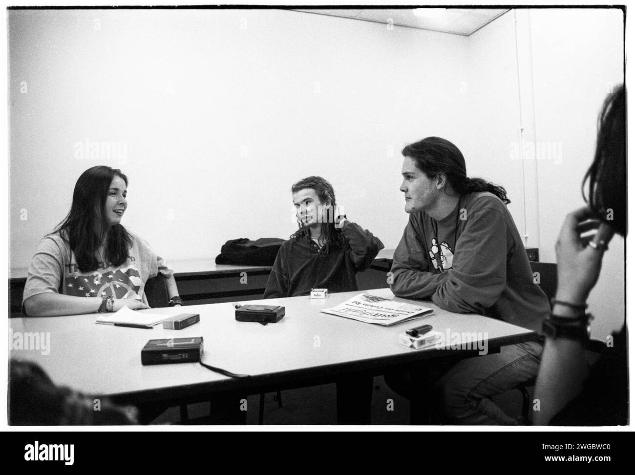 NEDS ATOMIC DUSTBIN, PEAK ERA TOUR, 1992 : John Penney Singer et Alex Griffin 'Bass Thing' (Dreads) bassiste mélodique de Ned's Atomic Dustbin interviewé dans les coulisses par des étudiants journalistes de Gair Rhydd au Cardiff University Students Union à Cardiff, pays de Galles, Royaume-Uni, le 18 novembre 1992.INFO: ned's Atomic Dustbin, un groupe de rock alternatif britannique formé en 1987, est devenu connu pour son énergie sonore et sa double guitare basse. Des hits comme Grey Cell Green ont mis en valeur leur mélange distinctif de punk, rock et pop, contribuant au paysage de la musique alternative des années 90. Banque D'Images