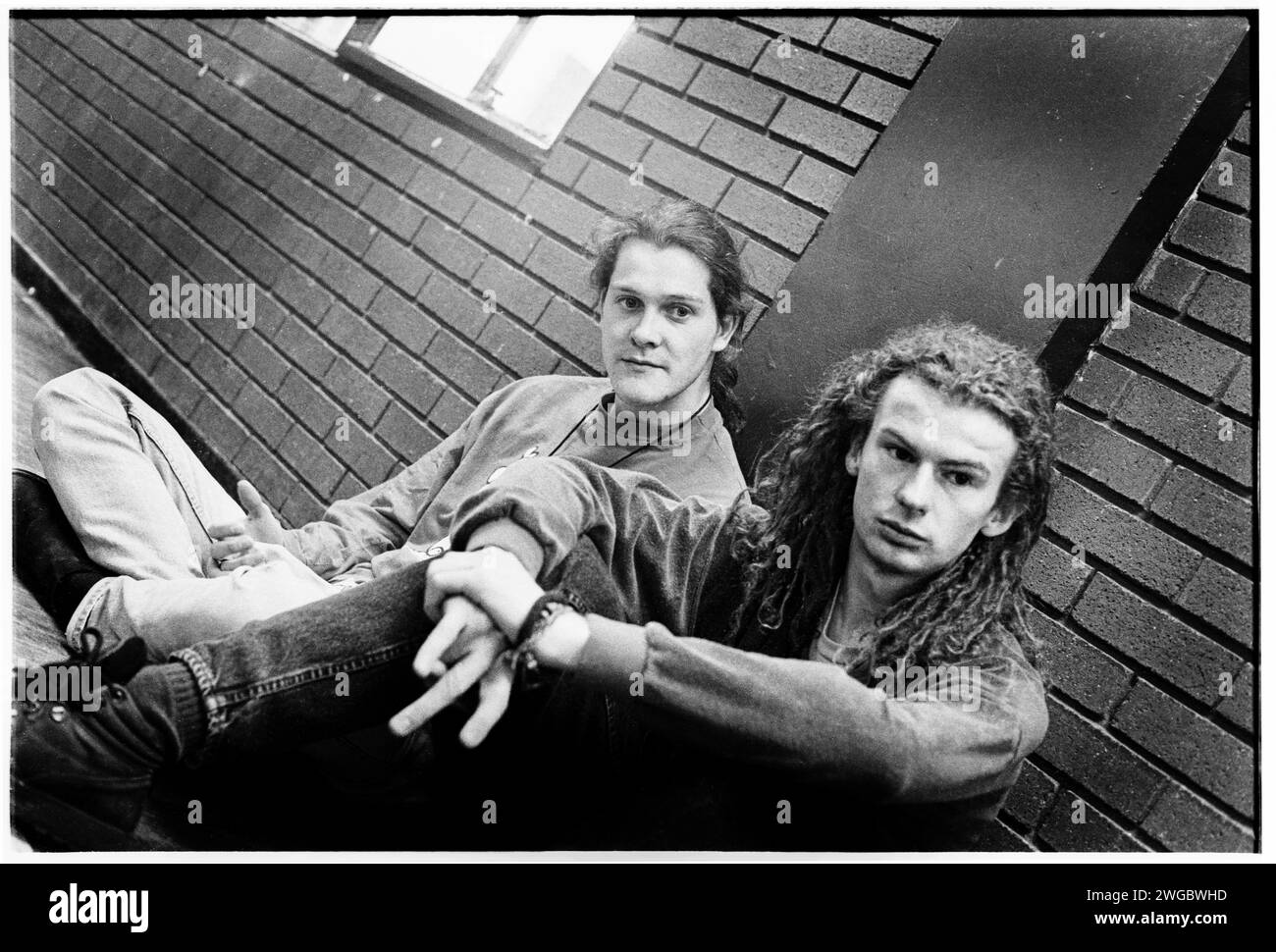 NEDS ATOMIC DUSTBIN, PEAK ERA TOUR, 1992 : John Penney Singer et Alex Griffin 'Bass Thing' (Dreads) bassiste mélodique de Ned's Atomic Dustbin interviewé dans les coulisses par des étudiants journalistes de Gair Rhydd au Cardiff University Students Union à Cardiff, pays de Galles, Royaume-Uni, le 18 novembre 1992.INFO: ned's Atomic Dustbin, un groupe de rock alternatif britannique formé en 1987, est devenu connu pour son énergie sonore et sa double guitare basse. Des hits comme Grey Cell Green ont mis en valeur leur mélange distinctif de punk, rock et pop, contribuant au paysage de la musique alternative des années 90. Banque D'Images