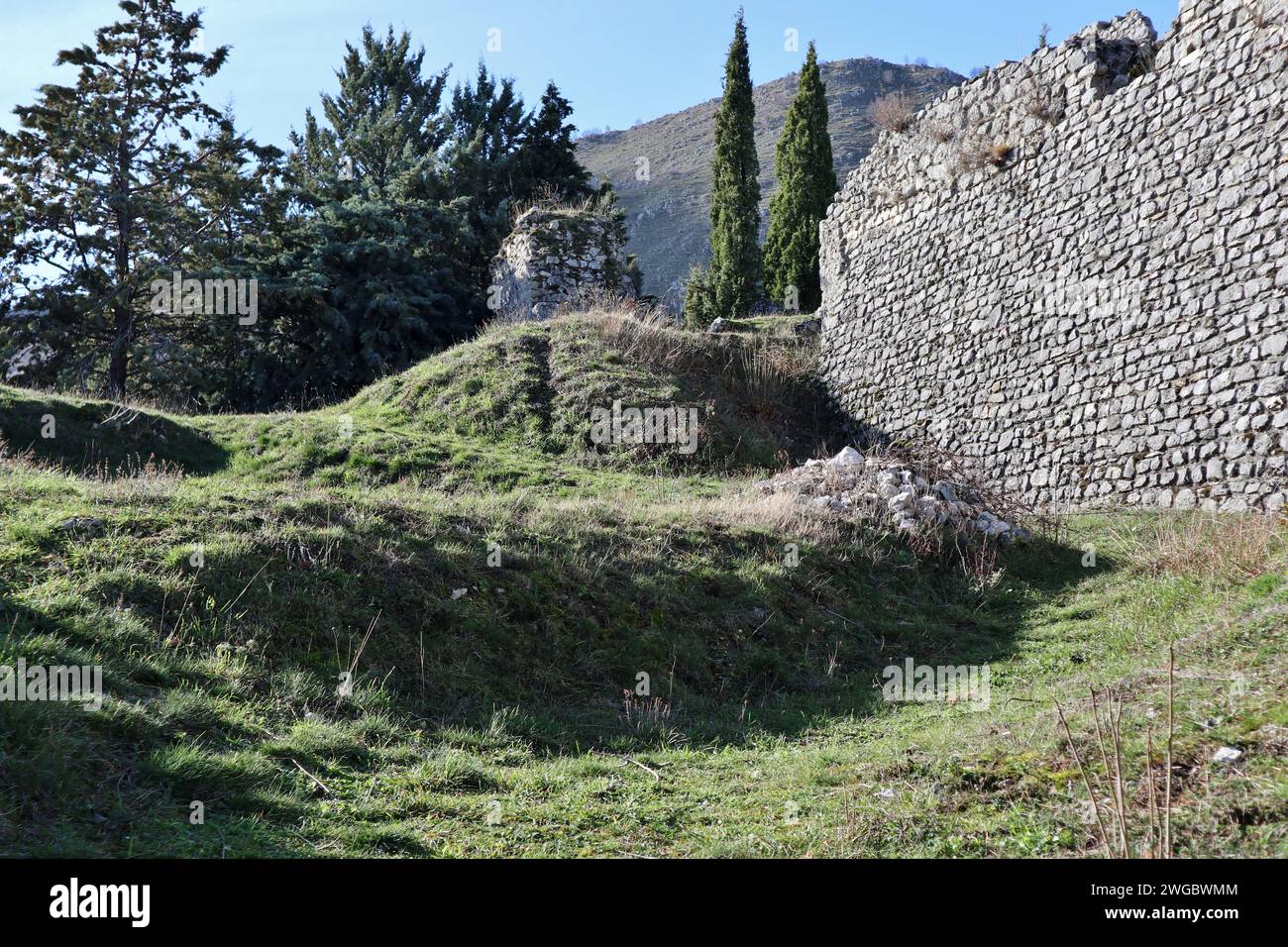 Civita Superiore - Scorcio del castello dall'antica porta di accesso Banque D'Images