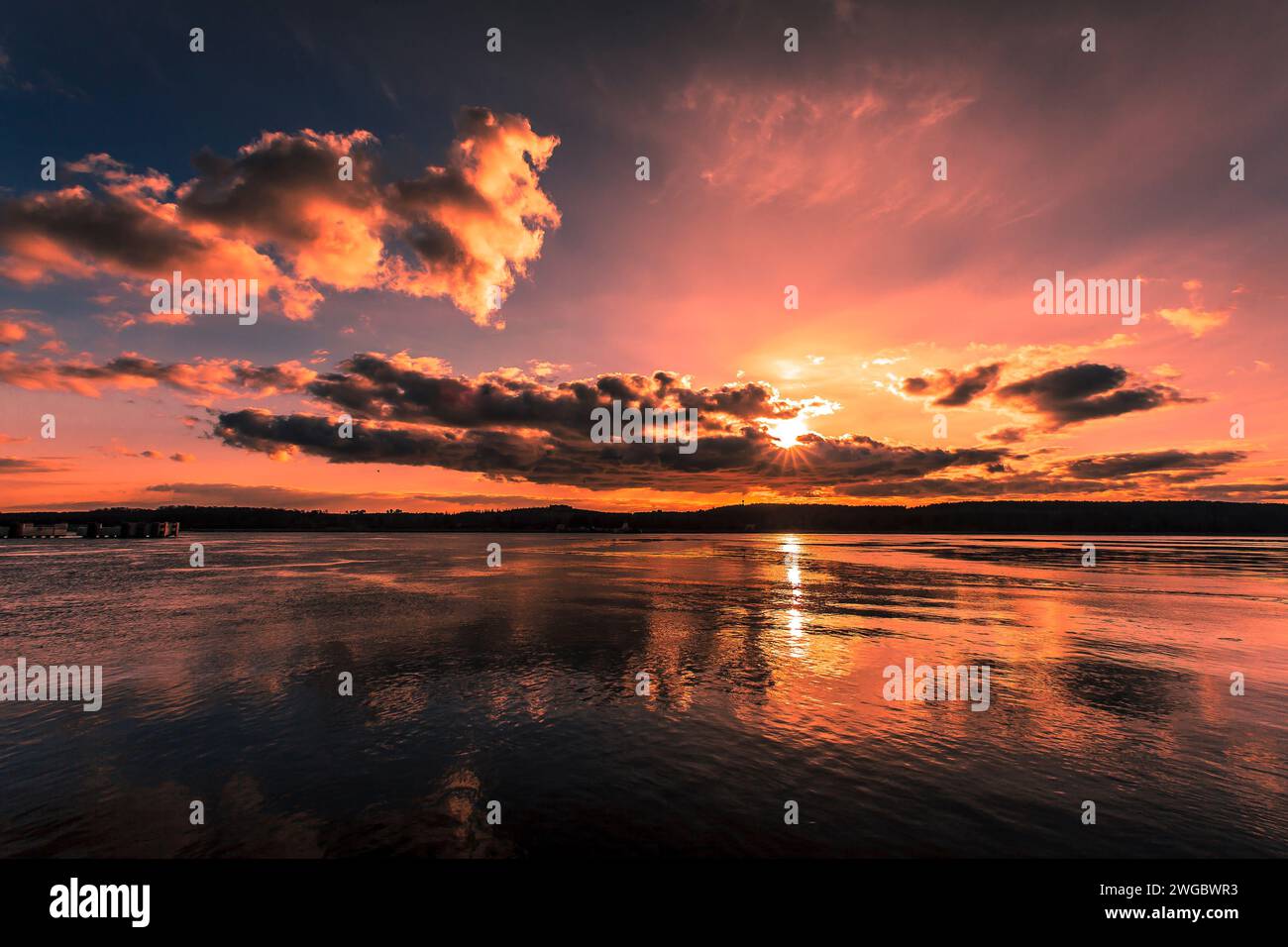 Coucher de soleil spectaculaire sur Curonian Spit, Lituanie Banque D'Images