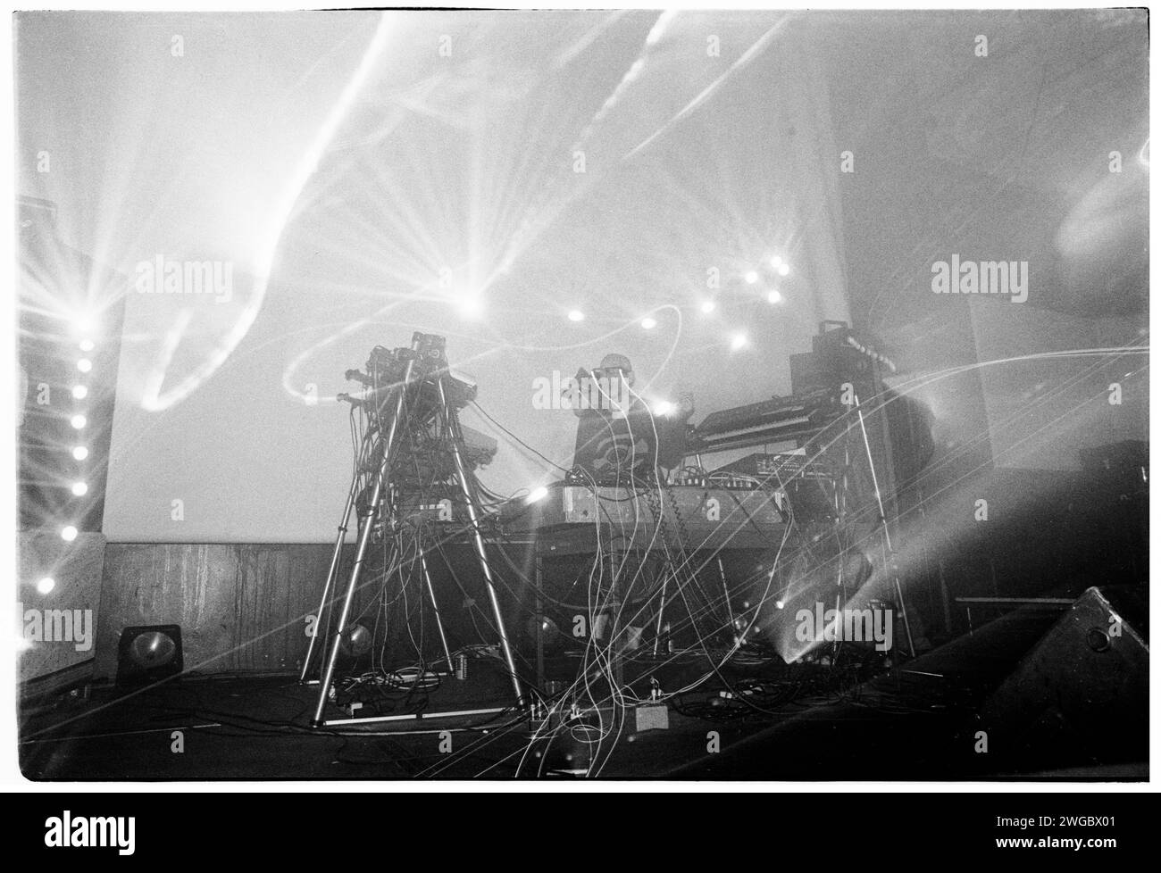 ORBITAL, EARLY TOUR, 1993 : les légendes de la musique dansante orbital avec leurs lampes torches classiques sur le Megadog Tour à l'Université de Cardiff à Cardiff, pays de Galles, Royaume-Uni le 12 juin 1993. Photo : Rob Watkins. INFO : orbital, un duo pionnier de musique électronique originaire d'Angleterre formé en 1989, a joué un rôle crucial dans le développement des genres Ambient et techno. Les frères Paul et Phil Hartnoll ont créé des morceaux innovants, atmosphériques et dansants qui ont laissé un impact durable sur la musique électronique. Banque D'Images ORBITAL, EARLY TOUR, 1993 : les légendes de la musique dansante orbital avec leurs lampes torches classiques sur le Megadog Tour à l'Université de Cardiff à Cardiff, pays de Galles, Royaume-Uni le 12 juin 1993. Photo : Rob Watkins. INFO : orbital, un duo pionnier de musique électronique originaire d'Angleterre formé en 1989, a joué un rôle crucial dans le développement des genres Ambient et techno. Les frères Paul et Phil Hartnoll ont créé des morceaux innovants, atmosphériques et dansants qui ont laissé un impact durable sur la musique électronique. Banque D'Images