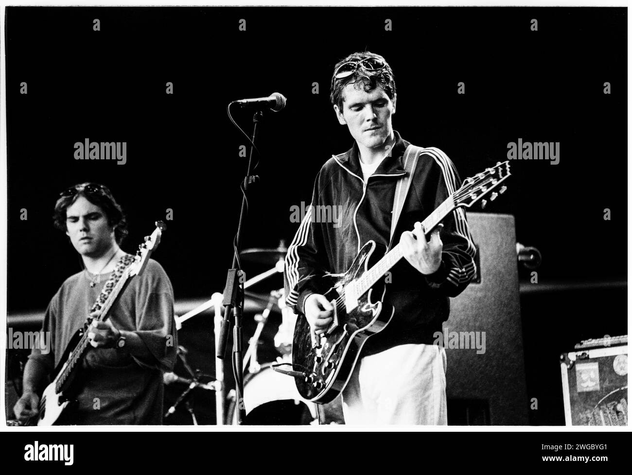 SUPER FURRY ANIMALS, DÉBUT GIG, 1995 : Huw Bunford (guitare) et Guto Pryce (basse) du groupe gallois Super Furry Animals jouant au Cardiff Big Weekend Festival sur Museum Lawns à Cardiff, pays de Galles, Royaume-Uni le 11 août 1995. Photo : Rob Watkins. INFO : Super Furry Animals, un groupe de rock psychédélique gallois formé en 1993, a apporté un son éclectique mêlant rock, pop et éléments électroniques. Des albums comme 'Radiator' et 'Fuzzy Logic' ont présenté leur approche inventive et défiant le genre, consolidant leur statut de pionniers dans la scène musicale alternative. Banque D'Images