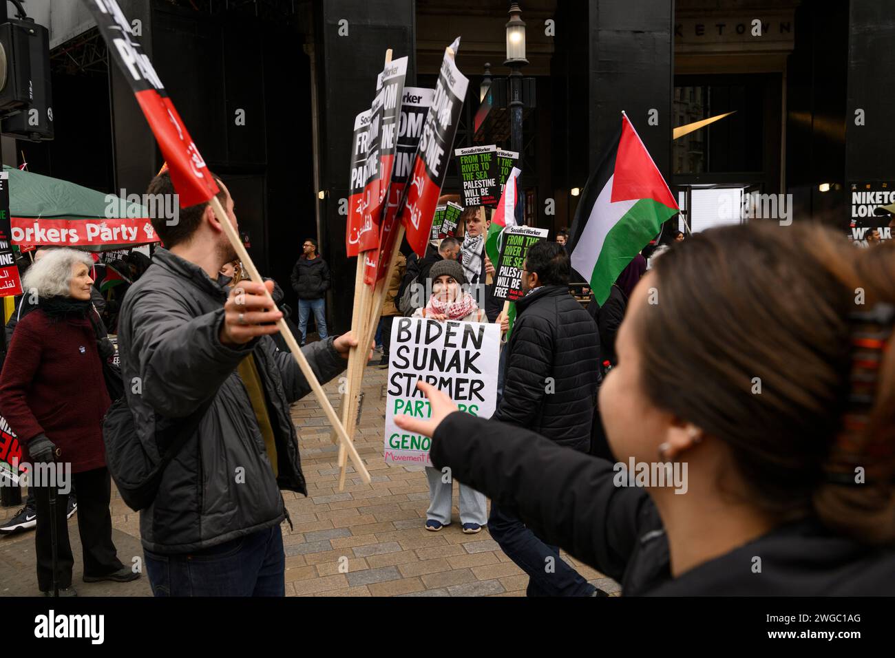 Manifestants au début d'une marche pro-palestinienne appelant à un cessez-le-feu de l'offensive militaire en cours à Gaza par les forces de défense israéliennes. Le m Banque D'Images