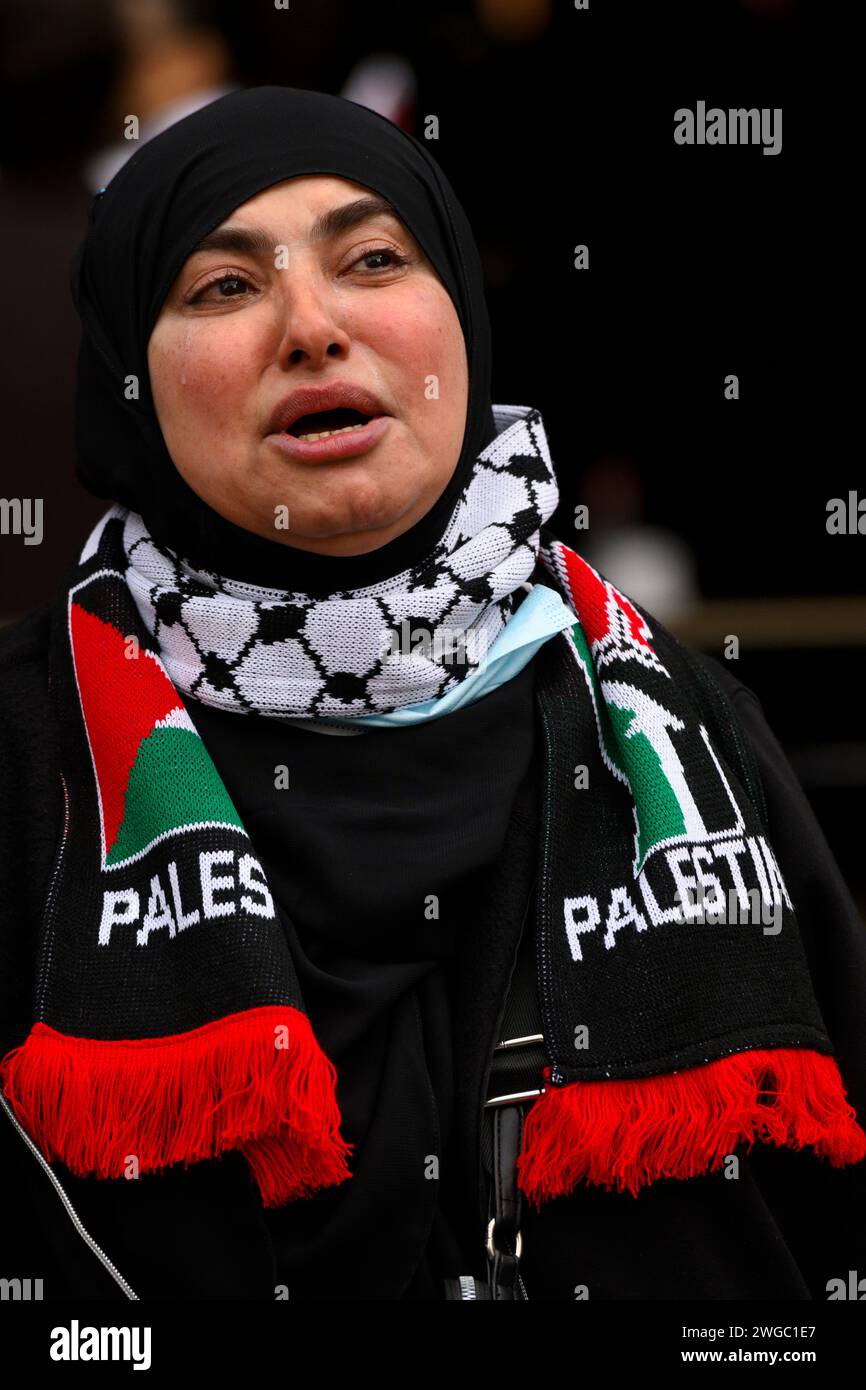 Une manifestante en pleurs au début d’une marche pro-palestinienne appelant à un cessez-le-feu de l’offensive militaire en cours de Gaza par la défense israélienne f Banque D'Images