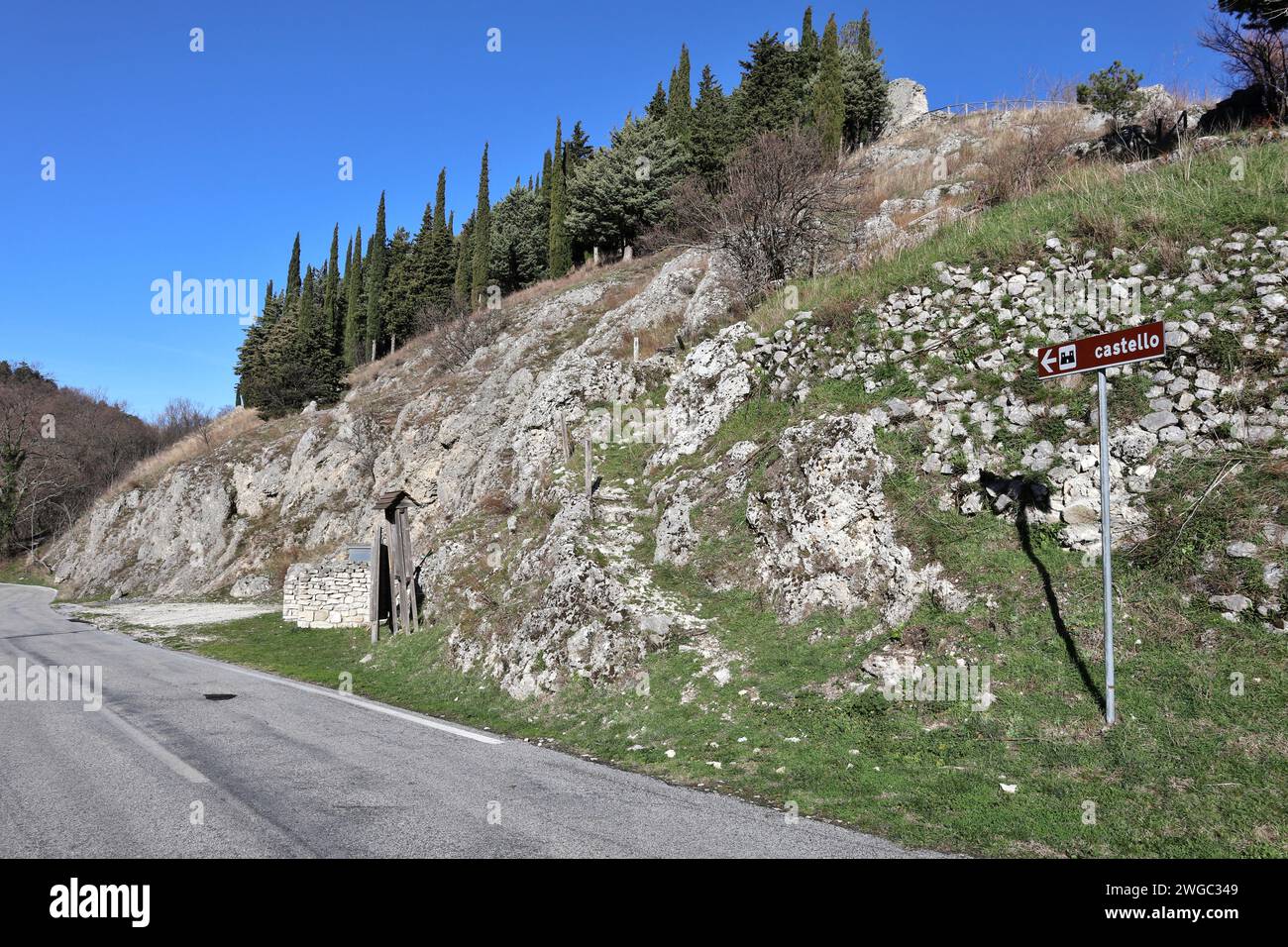 Civita Superiore - Sentiero per il castello dalla strada principale Banque D'Images