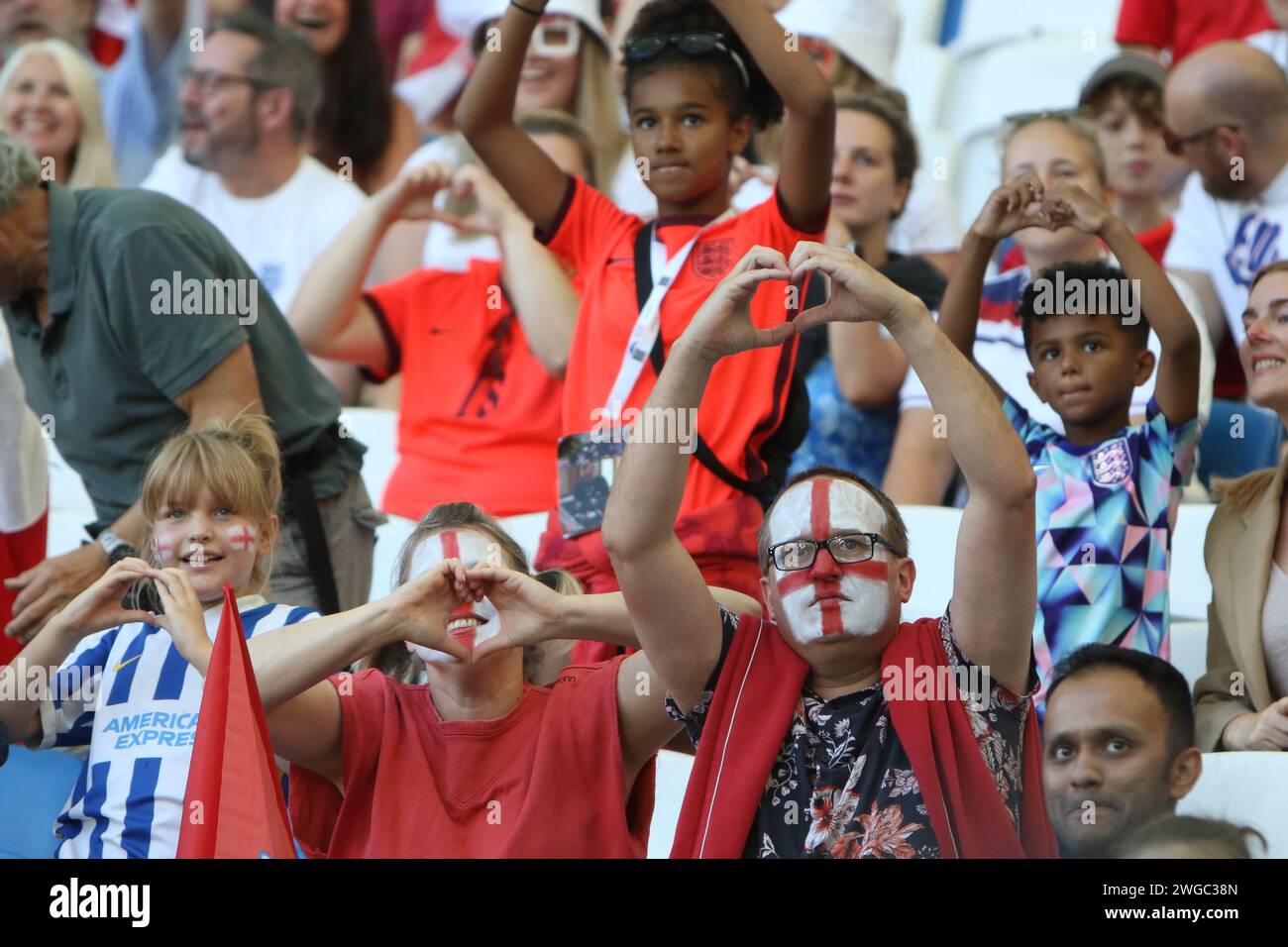 Les fans font l'amour coeur symbole emoji avec leurs mains Angleterre v Espagne, UEFA Womens Euro 2022, au Brighton Community Stadium 20 juillet 2022 Banque D'Images