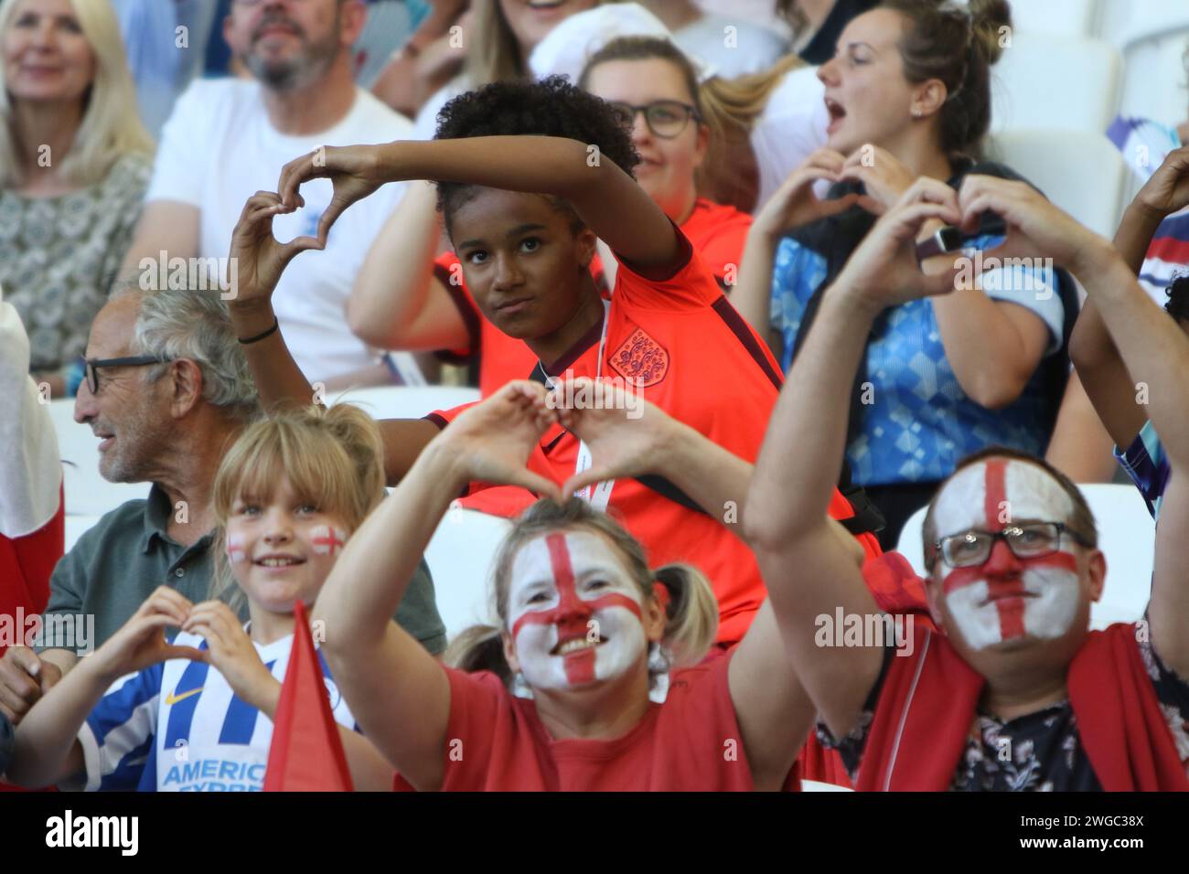 Les fans font l'amour coeur symbole emoji avec leurs mains Angleterre v Espagne, UEFA Womens Euro 2022, au Brighton Community Stadium 20 juillet 2022 Banque D'Images