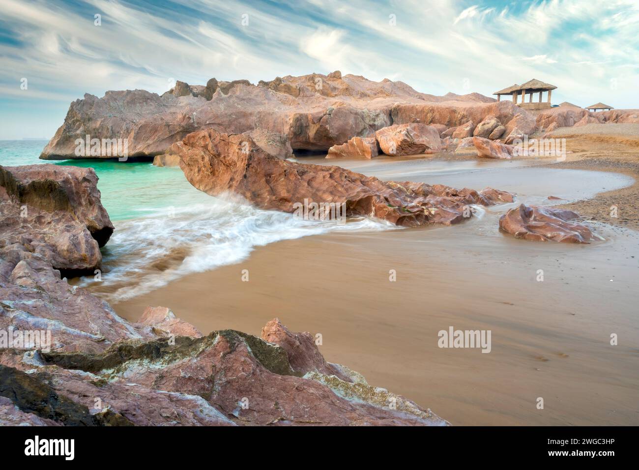 Baloutchistan, Pakistan - 16 janvier 2024 : matinée Gadani plage avec des rochers et des montagnes Banque D'Images