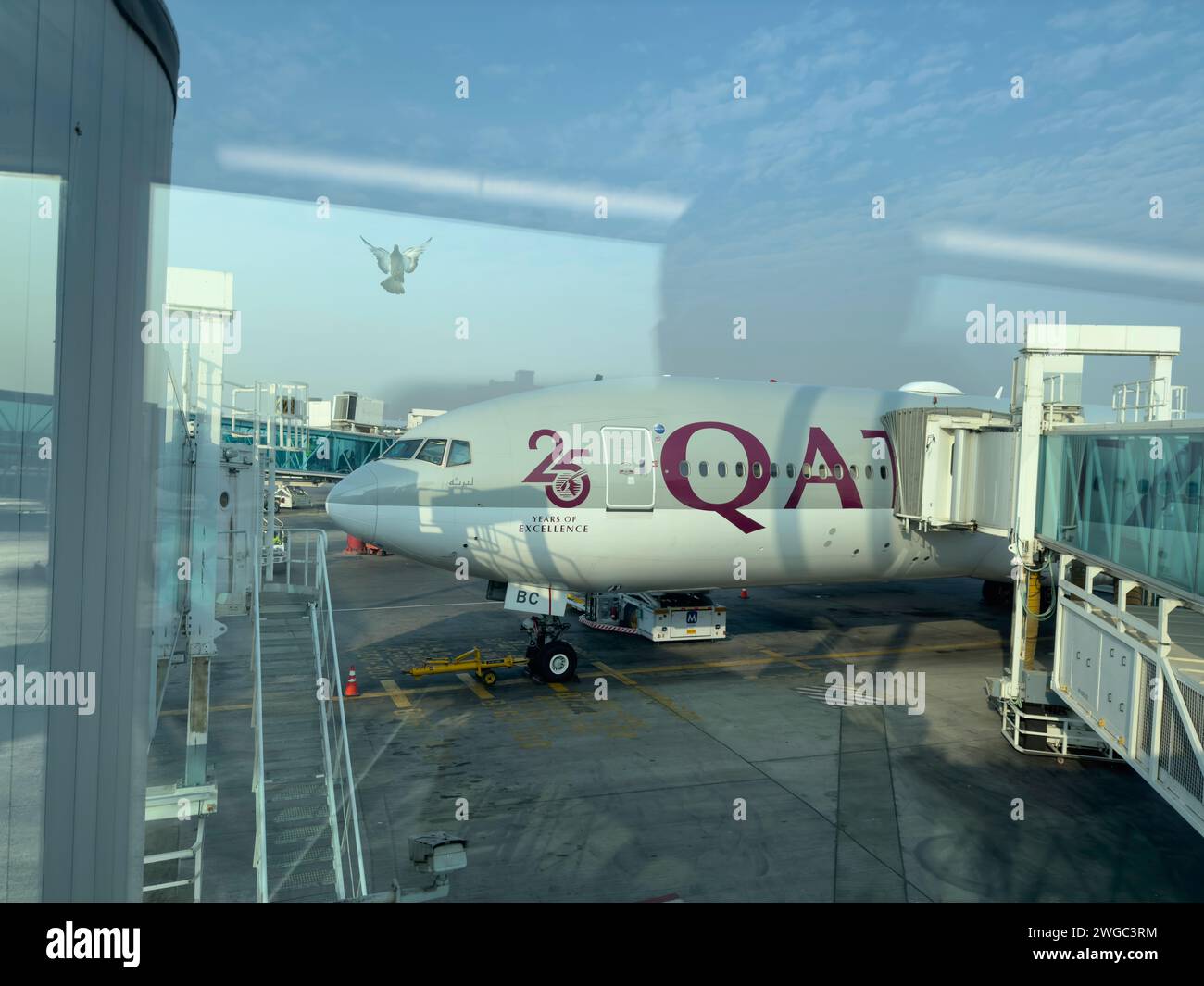 Karachi, Pakistan - 19 janvier 2024 : vol Qatar Airways à la porte du terminal de l'aéroport international de Karachi prêt pour le décollage Banque D'Images