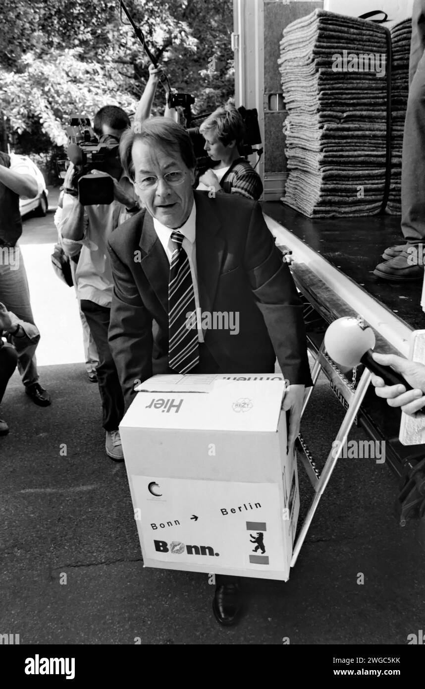 Le ministre fédéral du bâtiment Franz Muentefering, SPD, commissaire à la réinstallation du gouvernement fédéral, transporte une boîte de déménagement dans son nouveau bureau, Mitte Banque D'Images