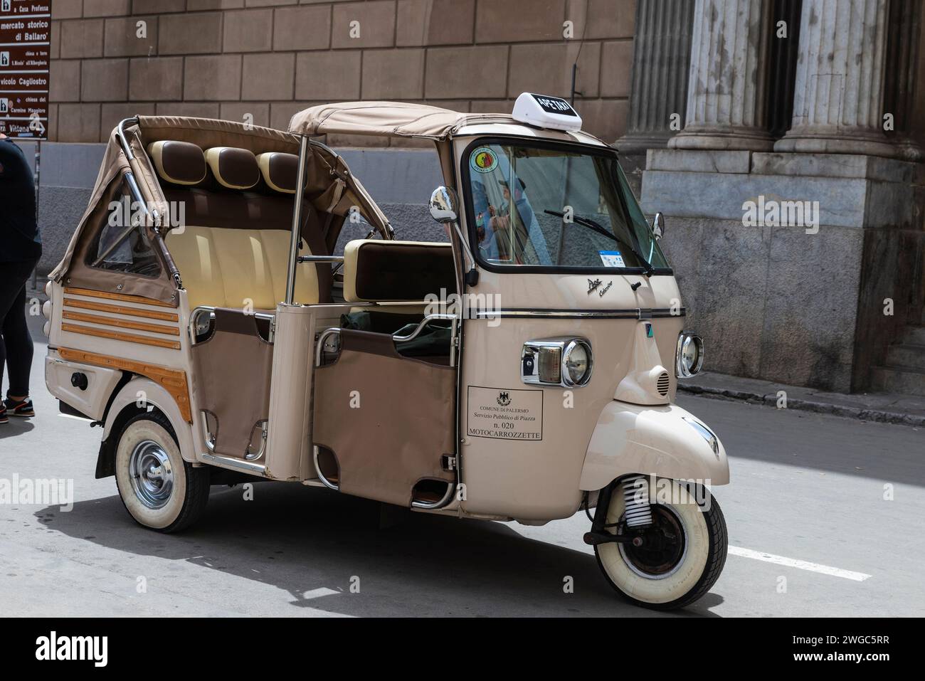 Palerme, Italie - 13 mai 2023 : tricycle de la marque Piaggio qui font des circuits touristiques stationnés dans une rue de la vieille ville de Palerme, Sicile, Italie Banque D'Images