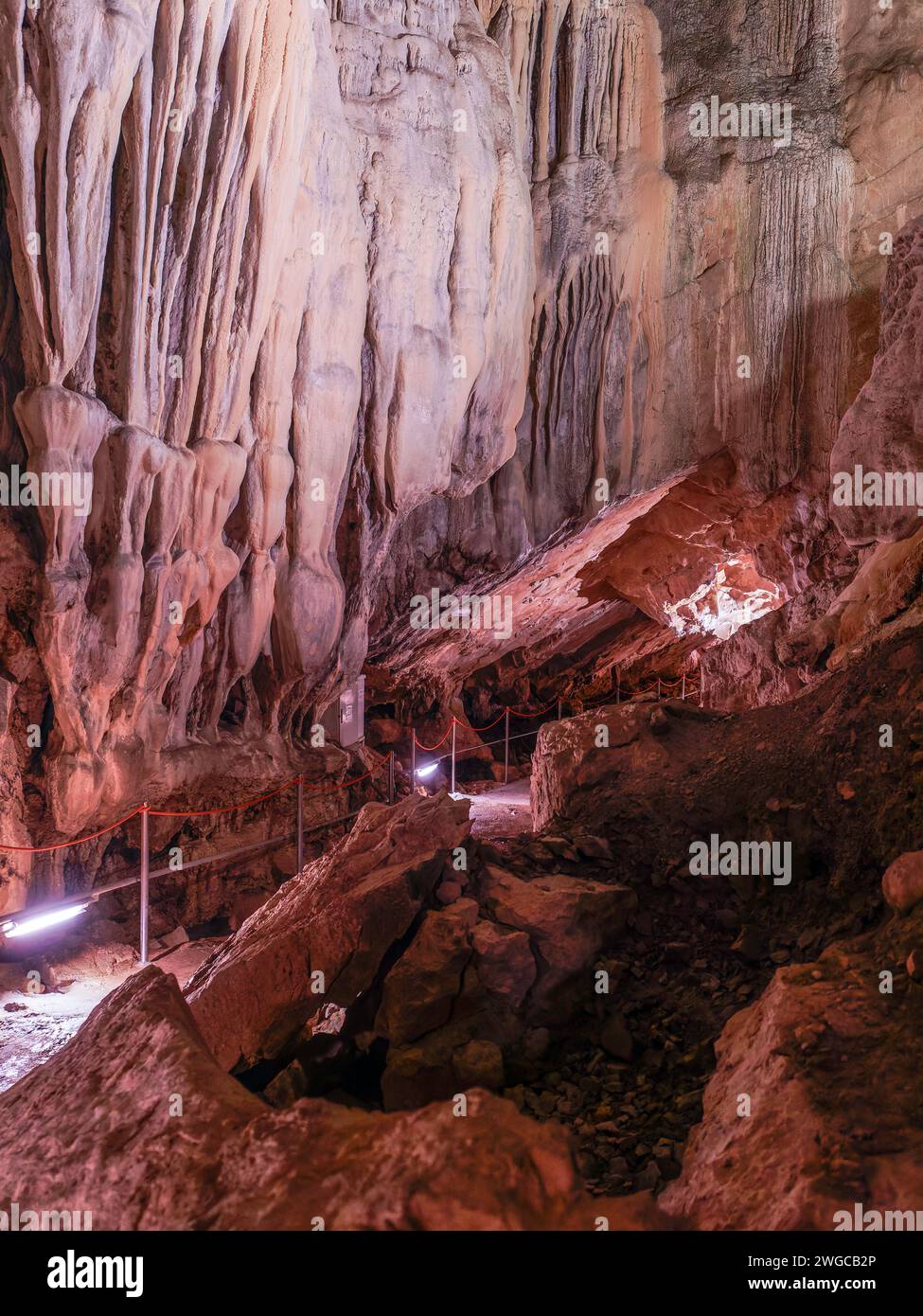 Grotte de Las Güixas, Villanúa, Pyrénées, Huesca, Aragon, Espagne. Grotte qui peut être visitée à Villanua Banque D'Images