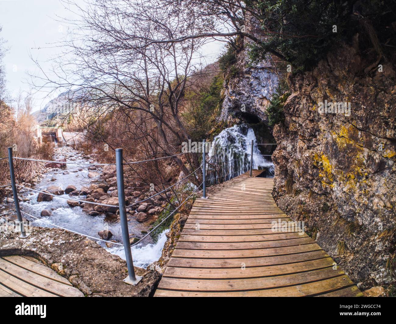 Cascade sortant de la Cueva de Las Güixas, Villanúa, Pyrénées, Huesca, Aragon, Spain.Cave qui peut être visitée à Villanua Banque D'Images