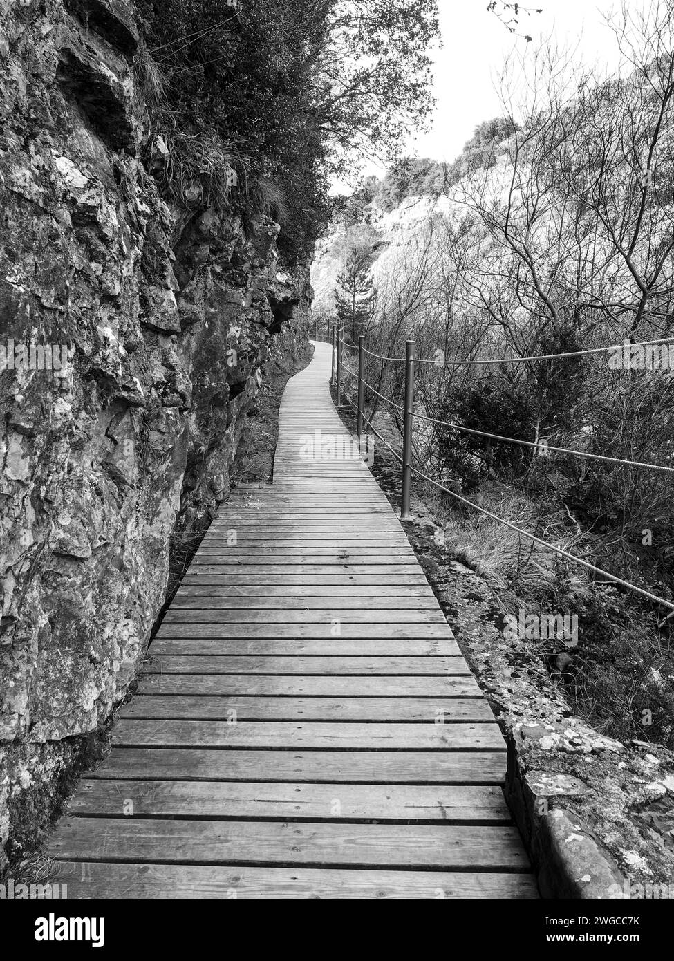 Pont en bois sur la montagne. Cueva de las Güisas Villanua. Paysage d'un sentier de randonnée forestier Banque D'Images
