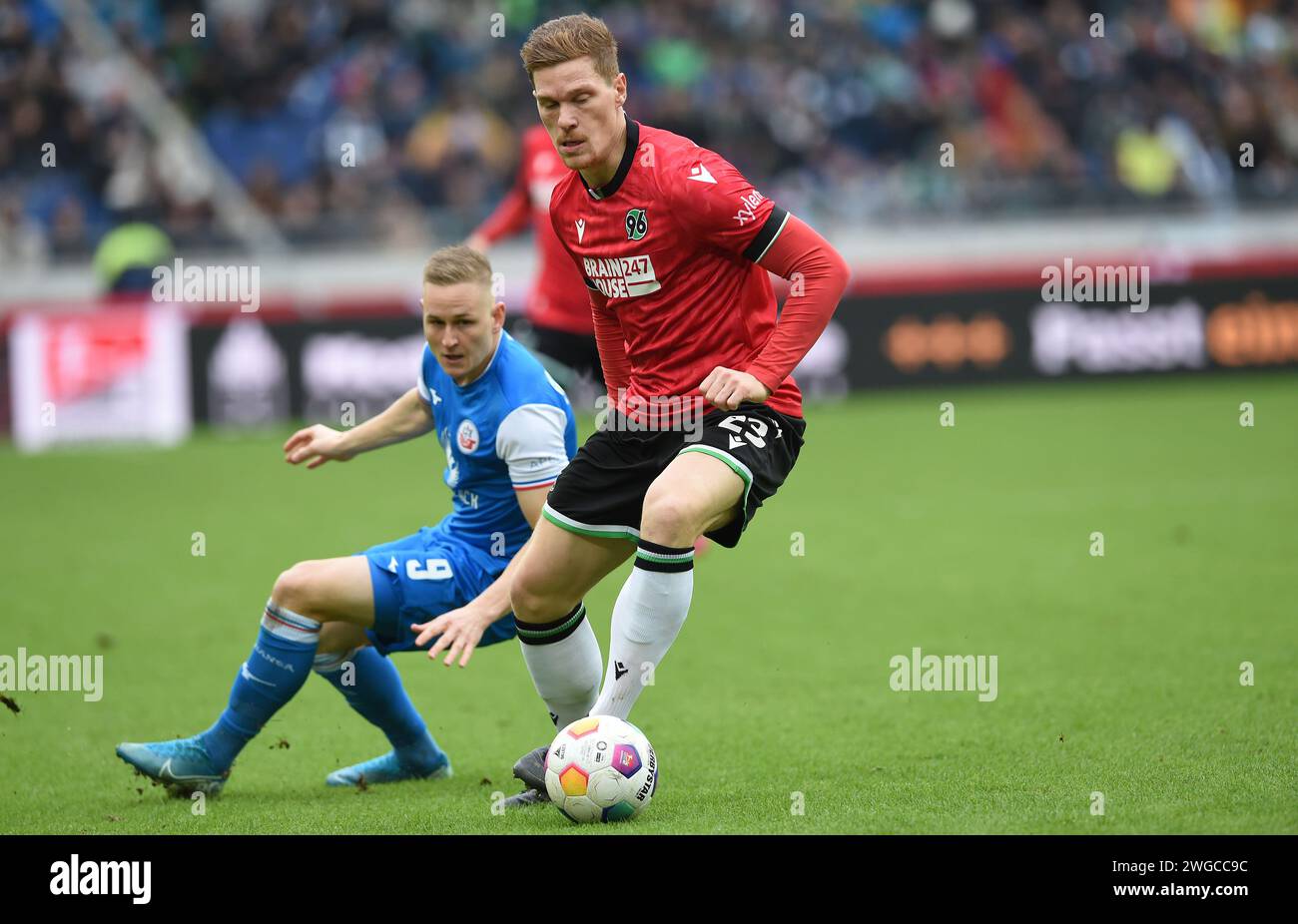 Hanovre, Allemagne. 04 février 2024. Football : Bundesliga 2, Hanovre 96 - Hansa Rostock, Journée 20, Heinz von Heiden-Arena : Kai Pröger de Rostock (l) lutte pour le ballon contre Marcel Halstenberg de Hanovre. Crédit : Carmen Jaspersen/dpa - NOTE IMPORTANTE: conformément aux règlements de la Ligue allemande de football DFL et de la Fédération allemande de football DFB, il est interdit d'utiliser ou de faire utiliser des photographies prises dans le stade et/ou du match sous forme d'images séquentielles et/ou de séries de photos de type vidéo./dpa/Alamy Live News Banque D'Images