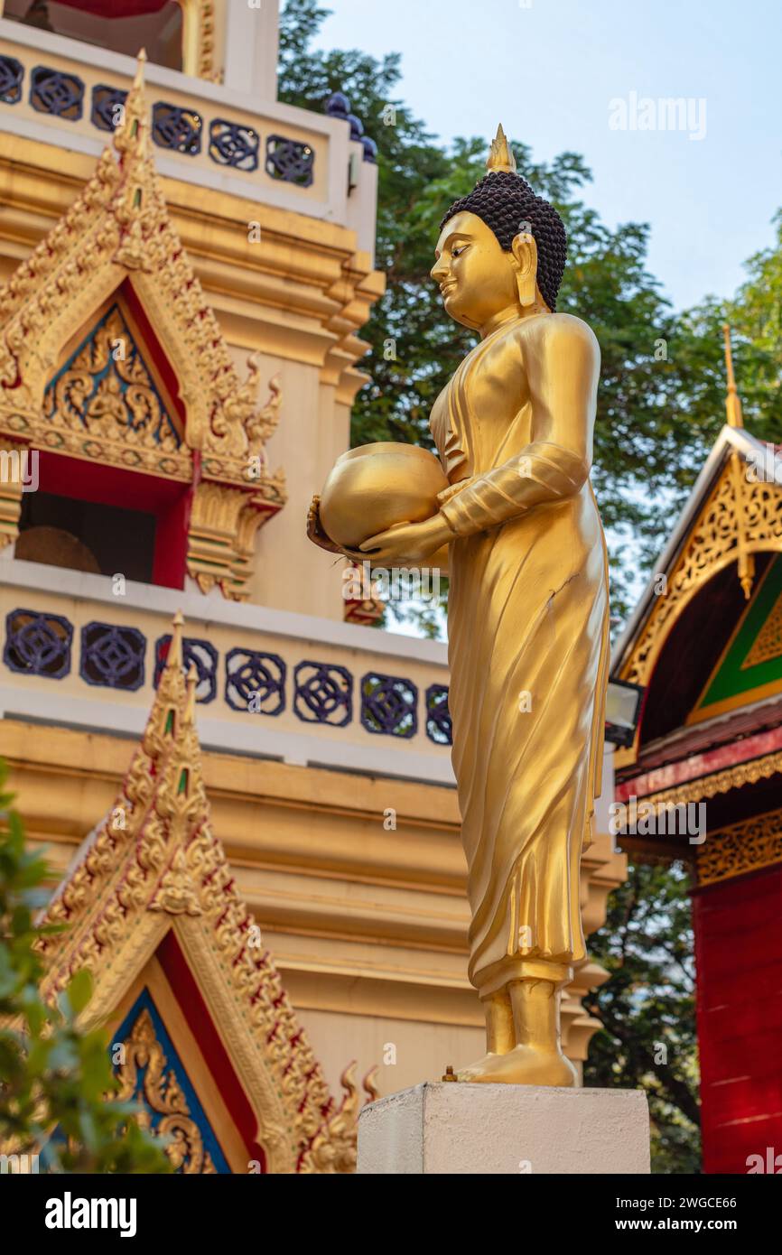 Statue de Bouddha avec bol d'aumônes à Wat Muang Kae sur Charoen Krung Road, Bang Rak, Bangkok, Thaïlande Banque D'Images