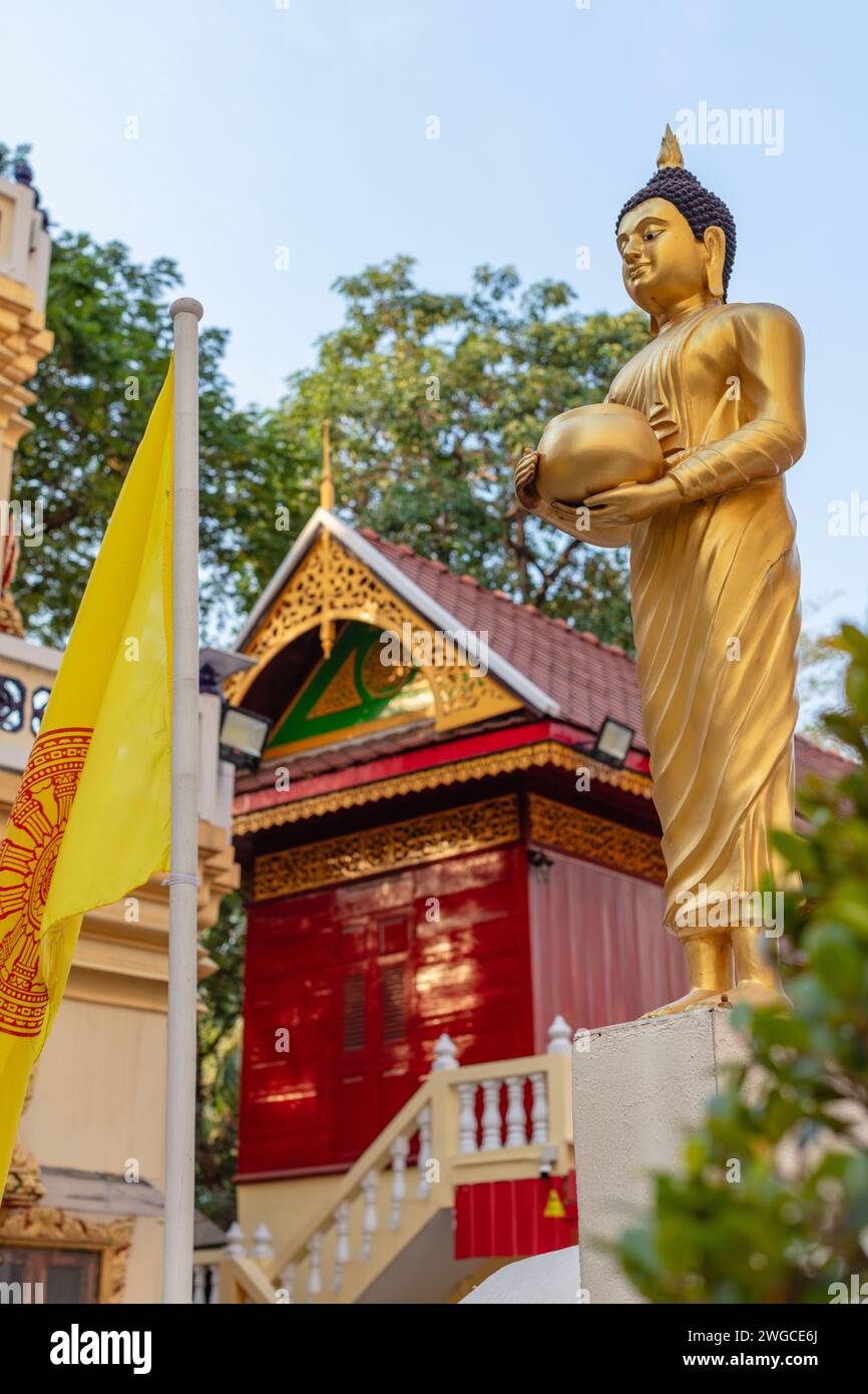 Statue de Bouddha avec bol d'aumônes à Wat Muang Kae sur Charoen Krung Road, Bang Rak, Bangkok, Thaïlande Banque D'Images