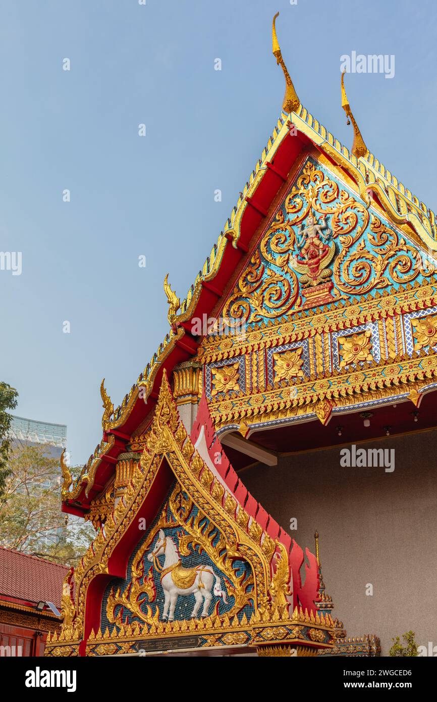 Toits décorés de Wat Muang Kae, temple bouddhiste thaïlandais à Bangkok, Thaïlande Banque D'Images