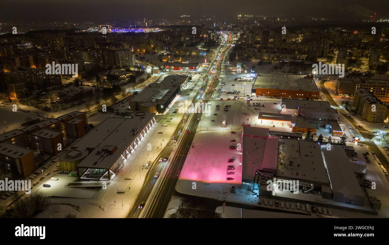 Photographie par drone de route de haute intensité dans une ville et un paysage urbain pendant un matin nuageux d'hiver Banque D'Images