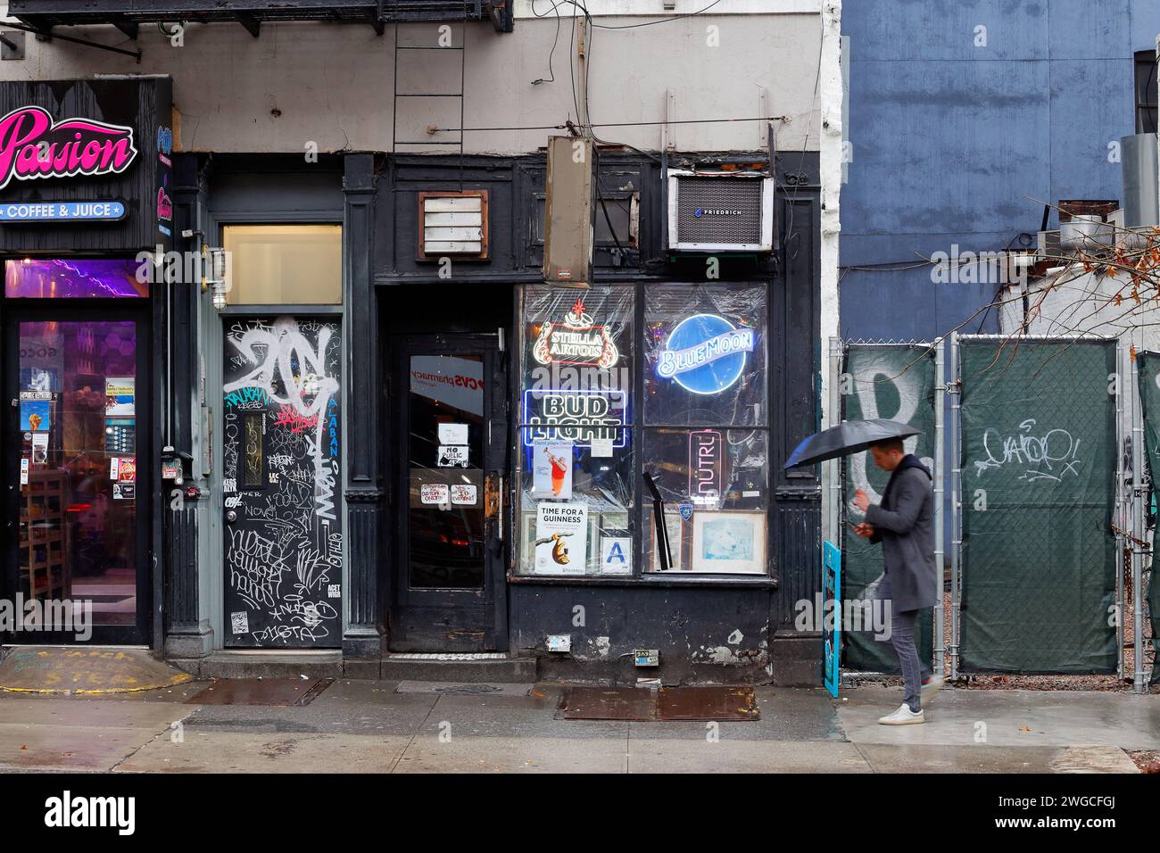 Milano's Bar, 51 E Houston St, New York, NYC vitrine d'un bar de plongée dans le quartier de Nolita à Manhattan. Banque D'Images