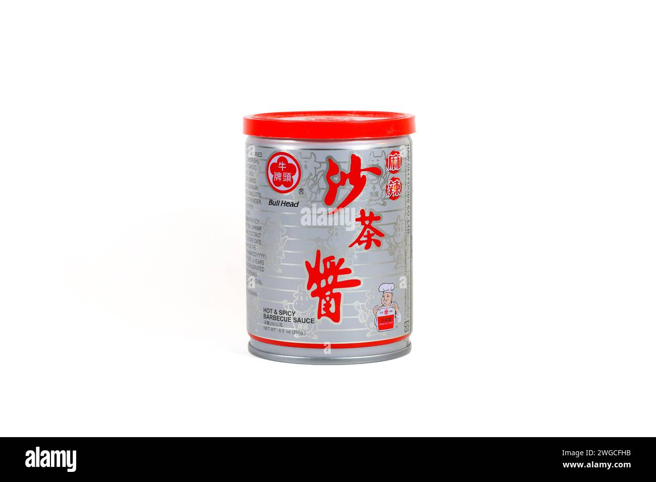 Une boîte de Haw-Di-i Bullhead Sha Cha sauce 牛頭牌 (好帝一?) 沙茶酱 chaude et épicée sauce shacha barbecue isolée sur fond blanc. Banque D'Images