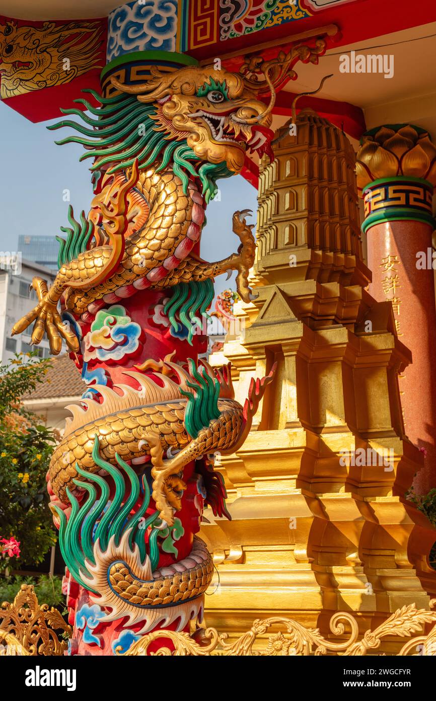 Pilier Dragon à Wat Uphai Ratbamrung (Chua Khanh Van), temple bouddhiste vietnamien. Chinatown, Bangkok, Thaïlande. Banque D'Images