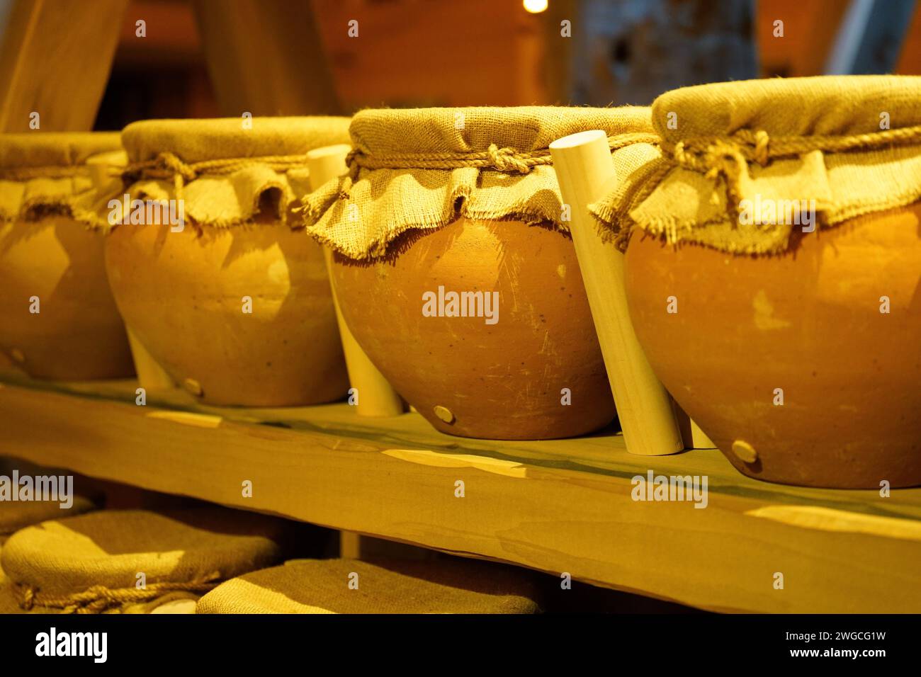 Une collection de pots remplis de miel dans différentes saveurs Banque D'Images