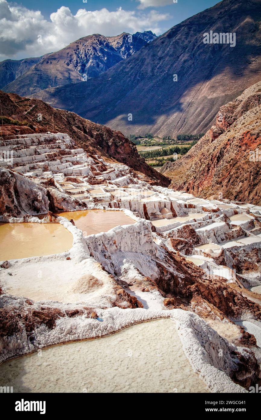 Les Salineras de Maras dans la vallée des Incas dans les Andes du Pérou. Banque D'Images
