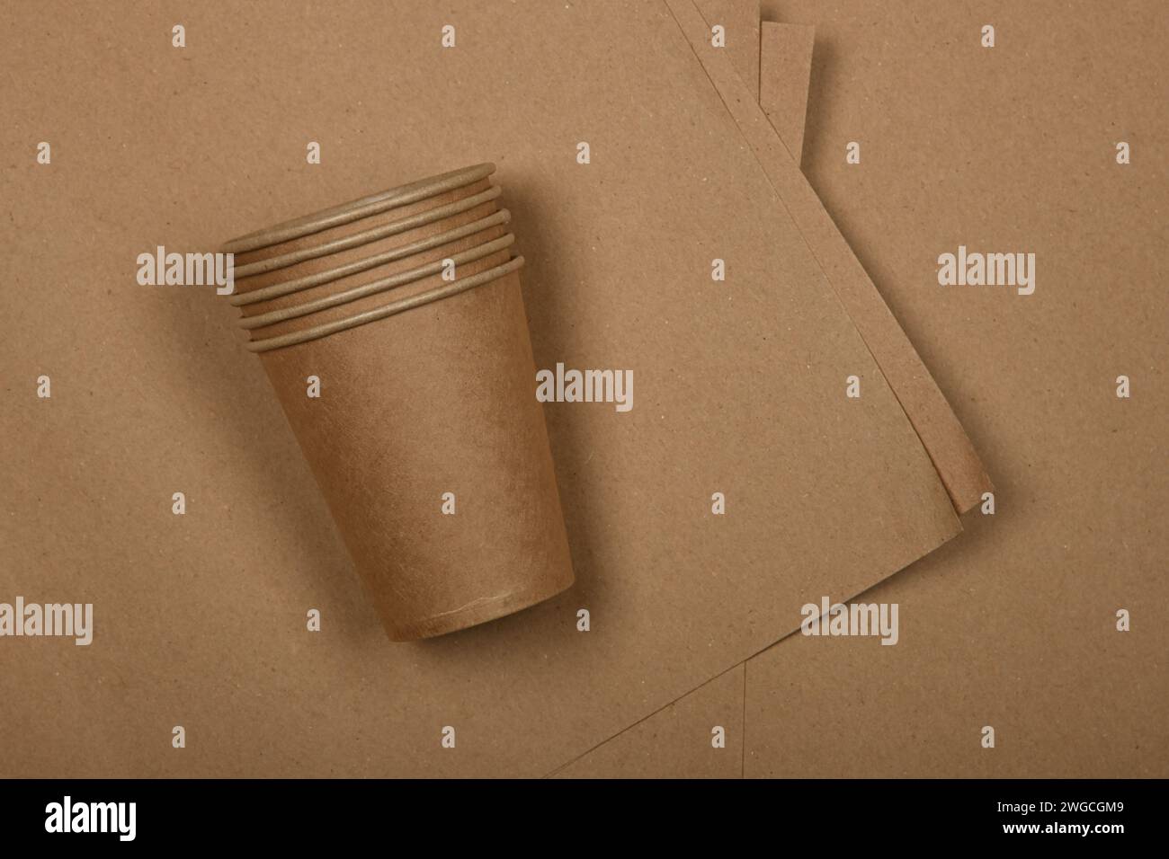 Gros plan tasses à café jetables à emporter en papier sur fond de papier brun, gros plan, vue de dessus de table surélevée, directement au-dessus Banque D'Images