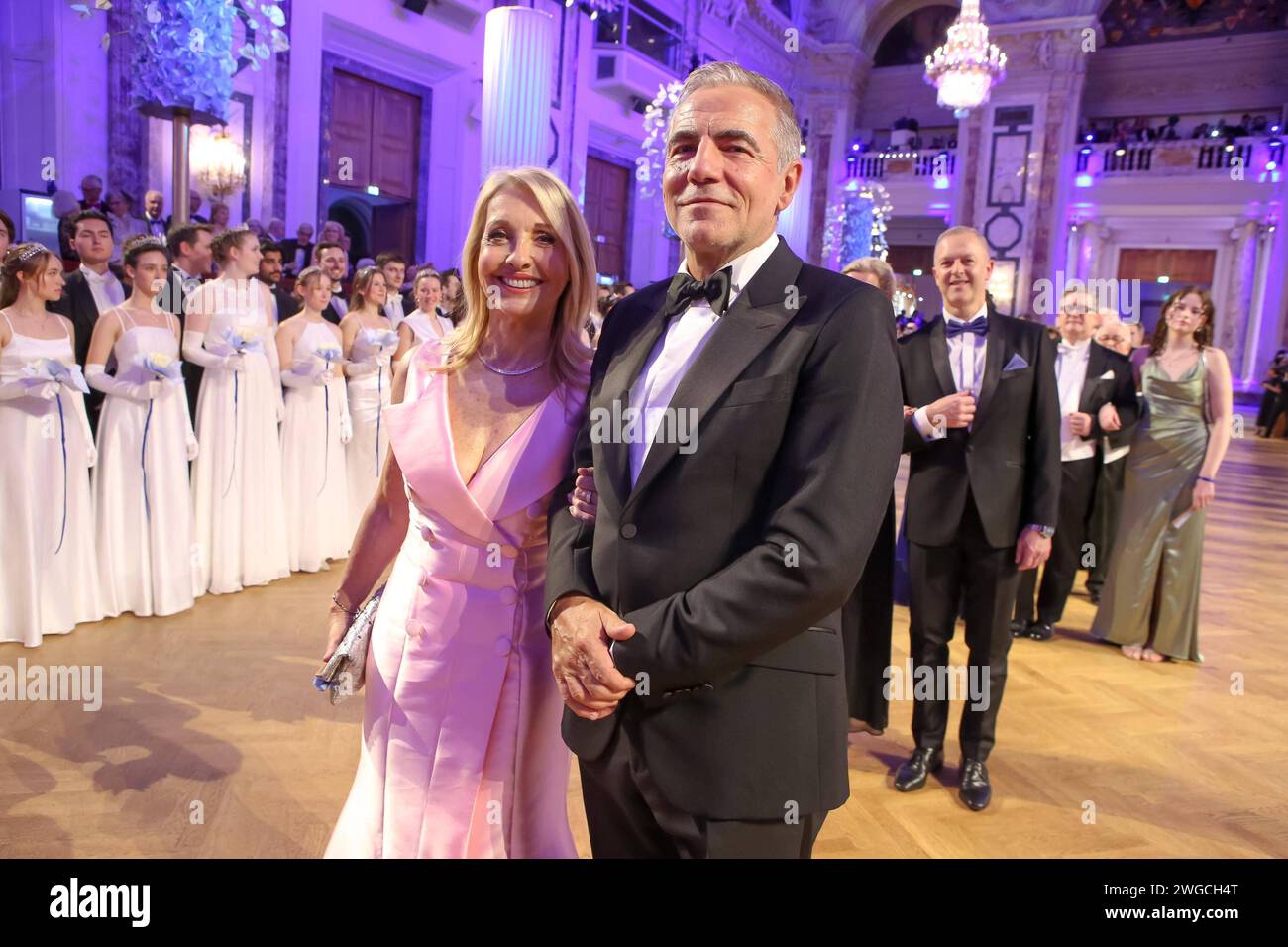 DATE D'ENREGISTREMENT NON INDIQUÉE 02.02.2024, Wiener Hofburg, Kaffeesiederball 2024, 65. TANZBALL d. Klub der Wiener Kaffeehausbesitzer im Bild : Uschi Pöttler-Fellner, Christian Pöttler, -Eröffnung i Festsaal, Kaffeesiederball 2024 *** 02 02 2024, Vienna Hofburg, KAFFEESIEDERBALL 2024, 65 DANCE BALL d Club of viennese Coffee House propriétaires dans l'image uschi Pöttler Feller, Christian Pöttler, Christian, ouverture i Ballroom Keederball 2024 Banque D'Images