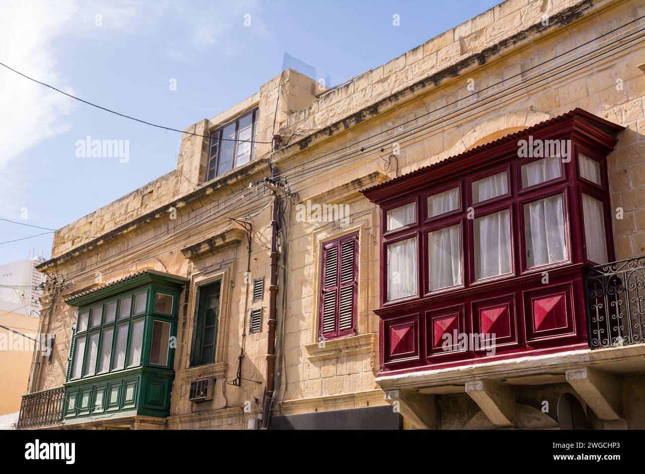 Gallarija, balcons fermés, typique de Malte, rouge et vert en couleur Banque D'Images
