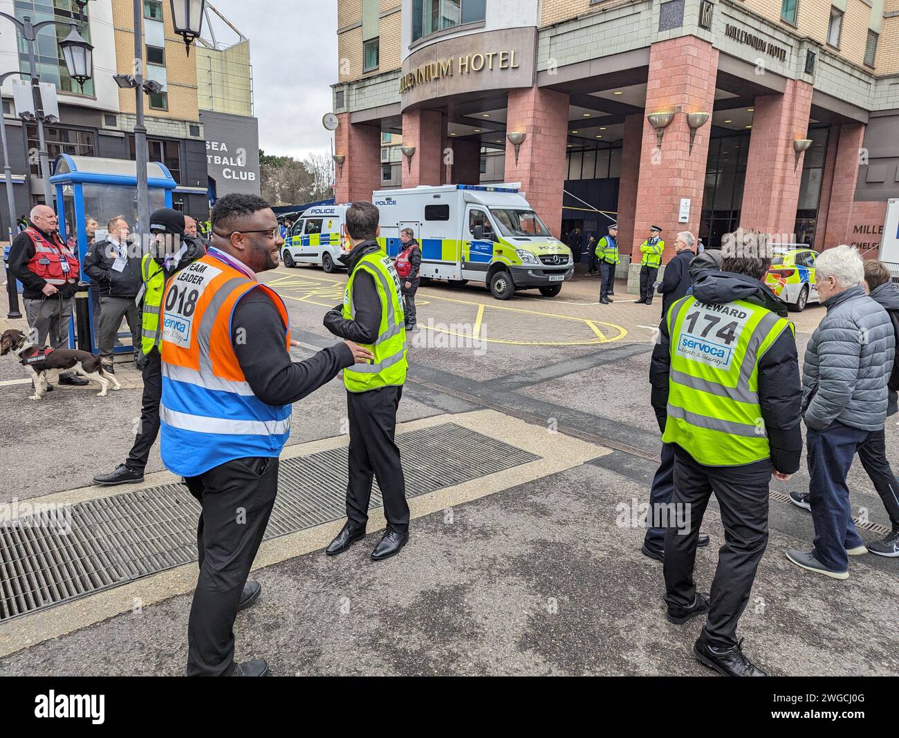 Londres, Royaume-Uni. 4 février 2024. Une alerte de sécurité à l'extérieur du Stamford Bridge Stadium menace de retarder le début du match Chelsea v Wolves. Crédit : Brian Minkoff/Alamy Live News Banque D'Images