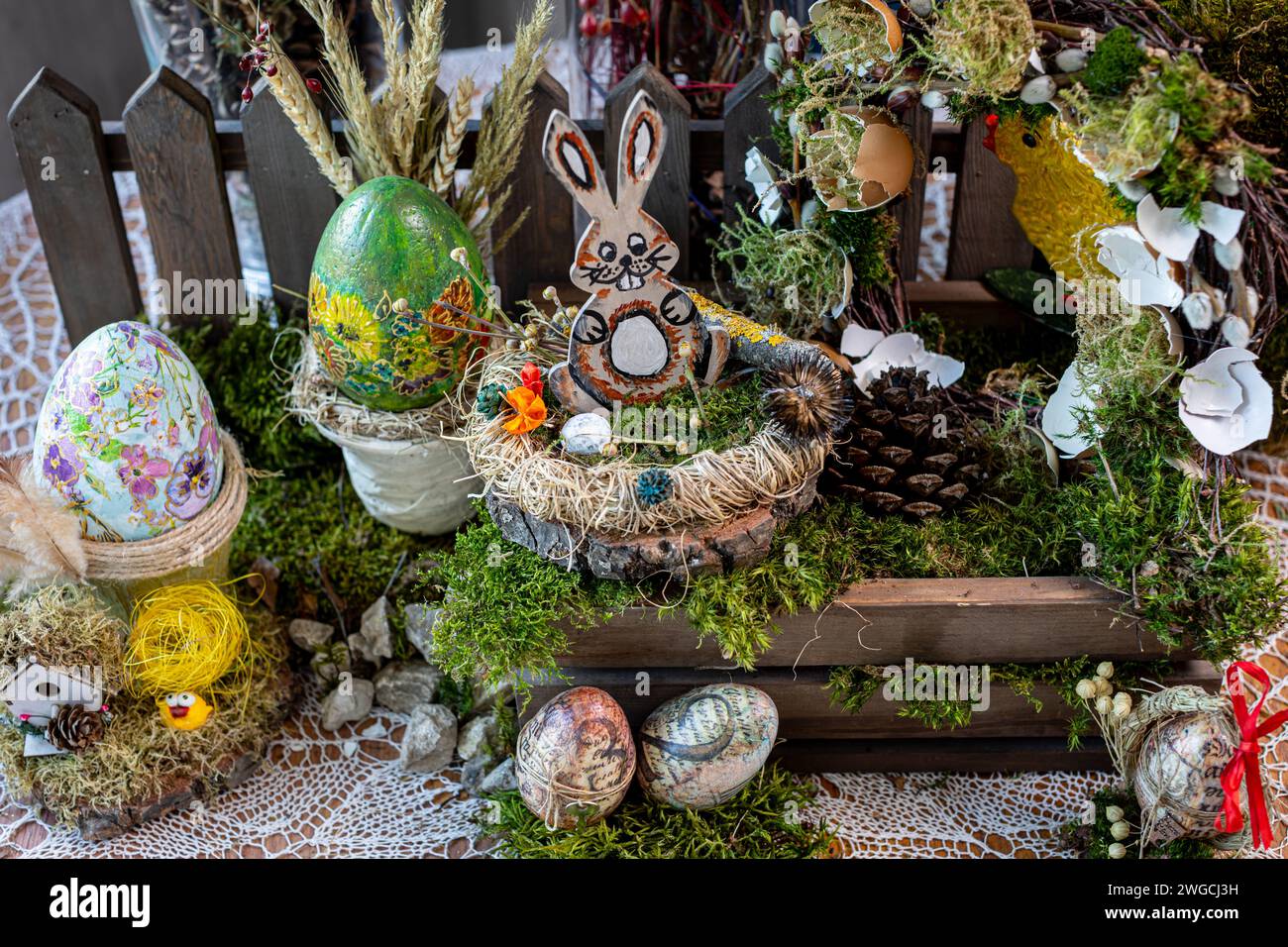Composition de Pâques vue d'en haut : décor artisanal et ambiance festive Banque D'Images