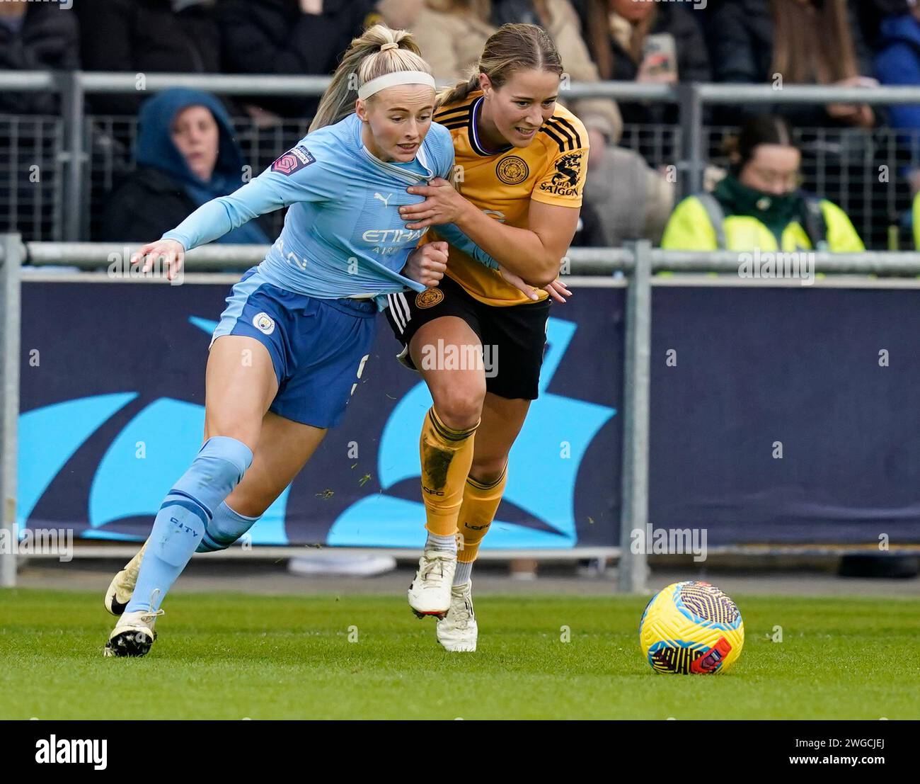 Manchester, Royaume-Uni. 4 février 2024. Chloe Kelly de Manchester City (L) est défiée par Courtney Nevin de Leicester City lors du match de FA Women's Super League au joie Stadium, Manchester. Le crédit photo devrait se lire : Andrew Yates/Sportimage crédit : Sportimage Ltd/Alamy Live News Banque D'Images