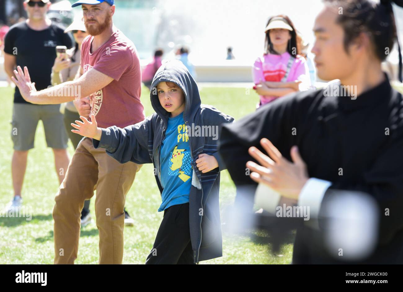 Auckland, Nouvelle-Zélande. 4 février 2024. Les gens apprennent le Wudang Kongfu chinois pendant le carnaval de plage du « joyeux nouvel an chinois » à Auckland, Nouvelle-Zélande, le 4 février 2024. Le carnaval de la plage « bonne année chinoise », co-organisé par le China Cultural Centre à Auckland et l'Asian Community engagement Trust, s'est tenu dimanche à Mission Bay Beach à Auckland. Crédit : Guo Lei/Xinhua/Alamy Live News Banque D'Images