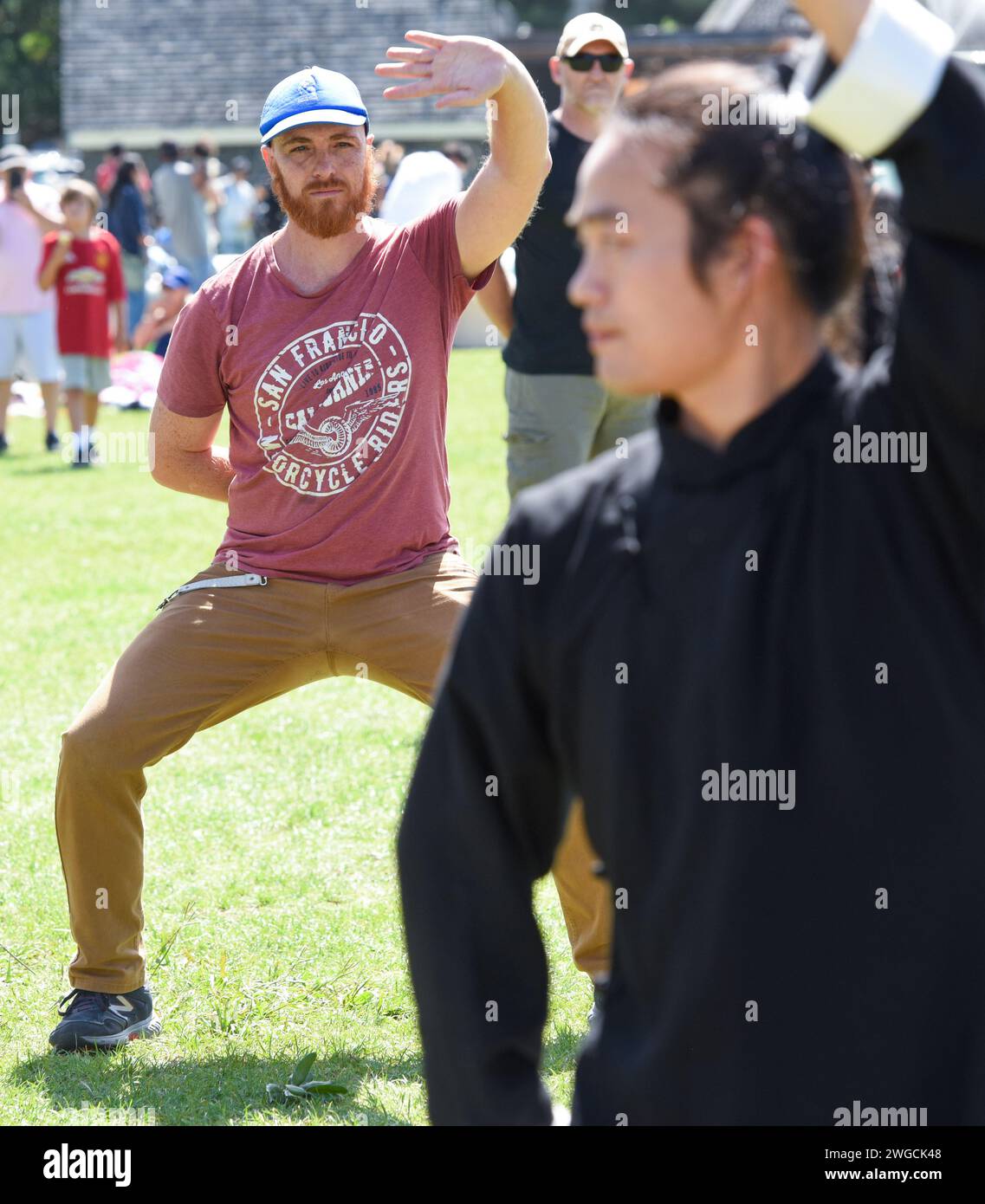 Auckland, Nouvelle-Zélande. 4 février 2024. Les gens apprennent le Wudang Kongfu chinois pendant le carnaval de plage du « joyeux nouvel an chinois » à Auckland, Nouvelle-Zélande, le 4 février 2024. Le carnaval de la plage « bonne année chinoise », co-organisé par le China Cultural Centre à Auckland et l'Asian Community engagement Trust, s'est tenu dimanche à Mission Bay Beach à Auckland. Crédit : Guo Lei/Xinhua/Alamy Live News Banque D'Images