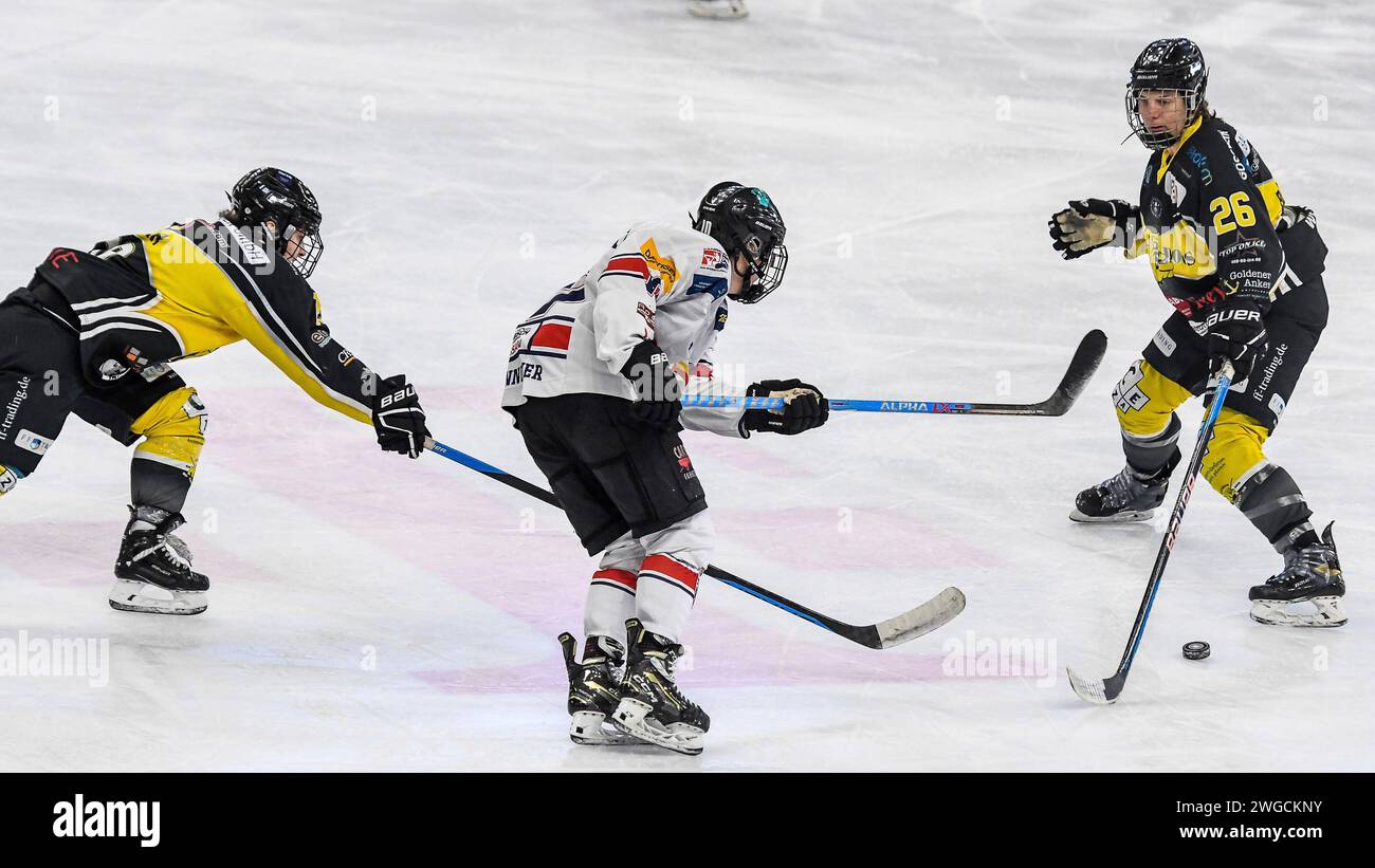 Fuessen, Deutschland. 04 février 2024. 04.02.2024, BLZ Arena, Fuessen, GER, DEB Pokal der Frauen, Finalturnier in F?ssen, Spiel UM Platz 3, Mad Dogs Mannheim vs EC Hannover Indians im Bild Michele Mohr (Mannheim, #10), Pia Szawlowski (Hannover, #10), Tabea Botthoff (Mannheim, #26) Foto ? Nordphoto GmbH/Hafner crédit : dpa/Alamy Live News Banque D'Images