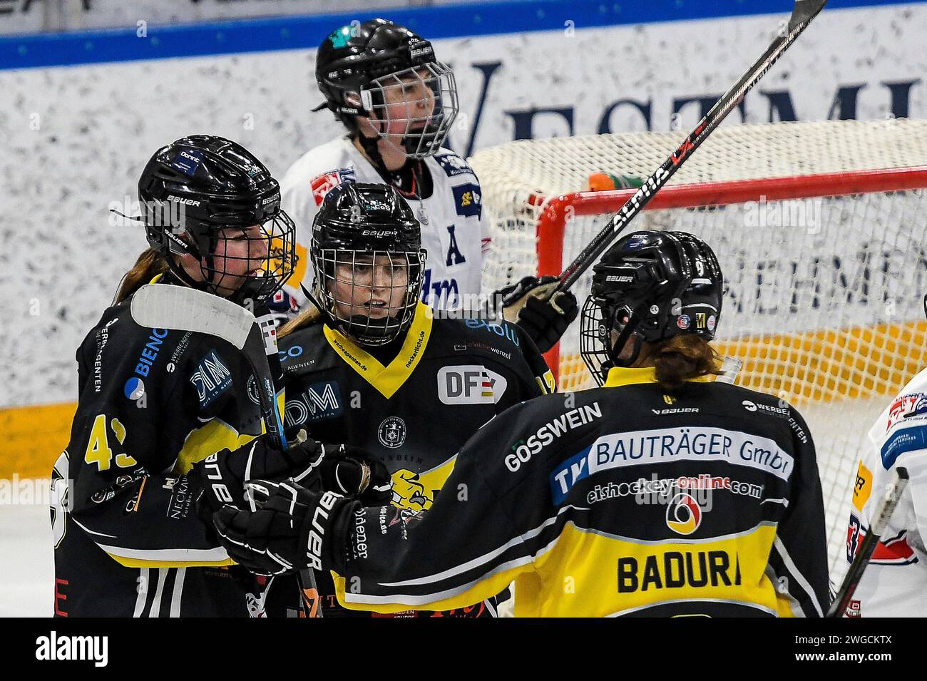 Fuessen, Deutschland. 04 février 2024. 04..2024, BLZ Arena, Fuessen, GER, DEB Pokal der Frauen, Finalturnier in F?ssen, Spiel UM Platz 3, Mad Dogs Mannheim vs EC Hannover Indians im Bild Torjubel nach 10:0, Mathilde Vetter (Mannheim, #43), Selina GR?sch/groesch (Mannheim, #17), #02), Lea Badura (Mannheim, #9) Foto ? Nordphoto GmbH/Hafner crédit : dpa/Alamy Live News Banque D'Images