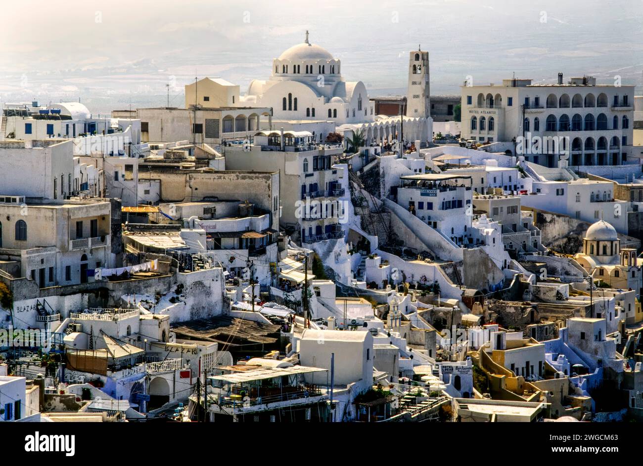 Paysage urbain de Oia, Santorin , Sud de la mer Egée, Cyclades, Grèce, Europe, 1990 Banque D'Images