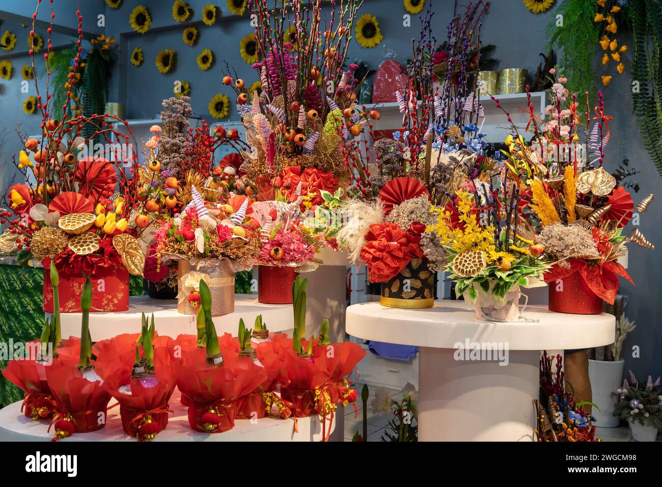 Belle vitrine de magasin de fleurs avec grand assortiment de décoration de fleurs artificielles pendant le nouvel an chinois. Banque D'Images