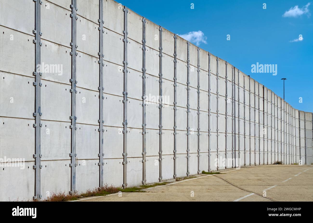Clôture de protection de haute sécurité faite de panneaux muraux en béton précontraint, Southampton Docks, Royaume-Uni Banque D'Images
