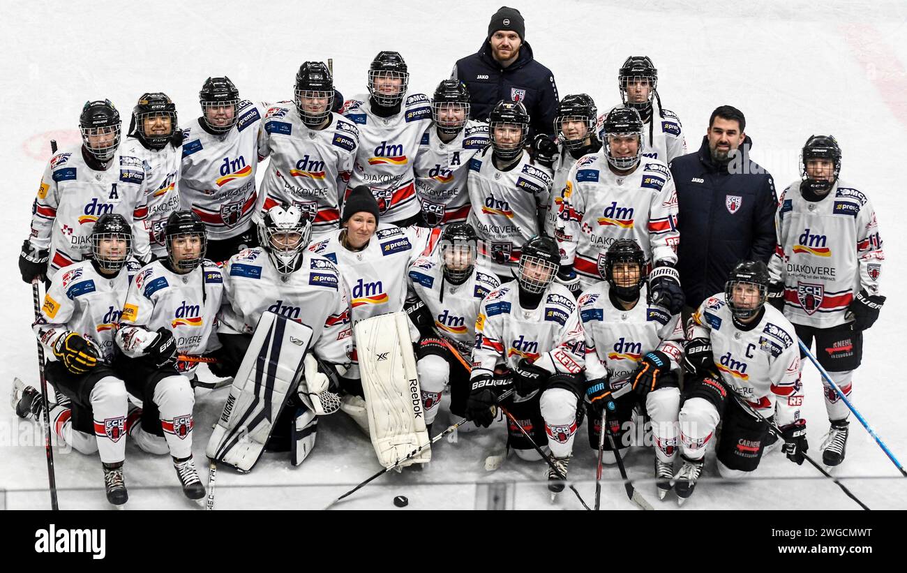 Fuessen, Deutschland. 04 février 2024. 04.02.2024, BLZ Arena, Fuessen, GER, DEB Pokal der Frauen, Finalturnier in F?ssen, Spiel UM Platz 3, Mad Dogs Mannheim vs EC Hannover Indians im Bild Hannoveraner Spielerinnen mit Betreuer nach Spielende Foto ? Nordphoto GmbH/Hafner crédit : dpa/Alamy Live News Banque D'Images