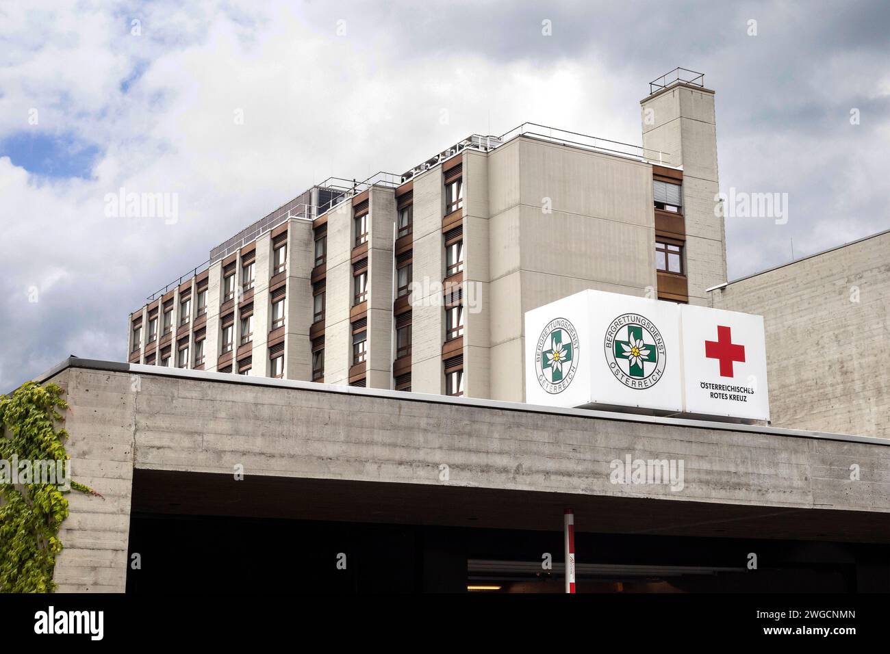 Hôpital national de Hohenems, Mountain Rescue and Red Cross, Vorarlberg, Autriche Banque D'Images