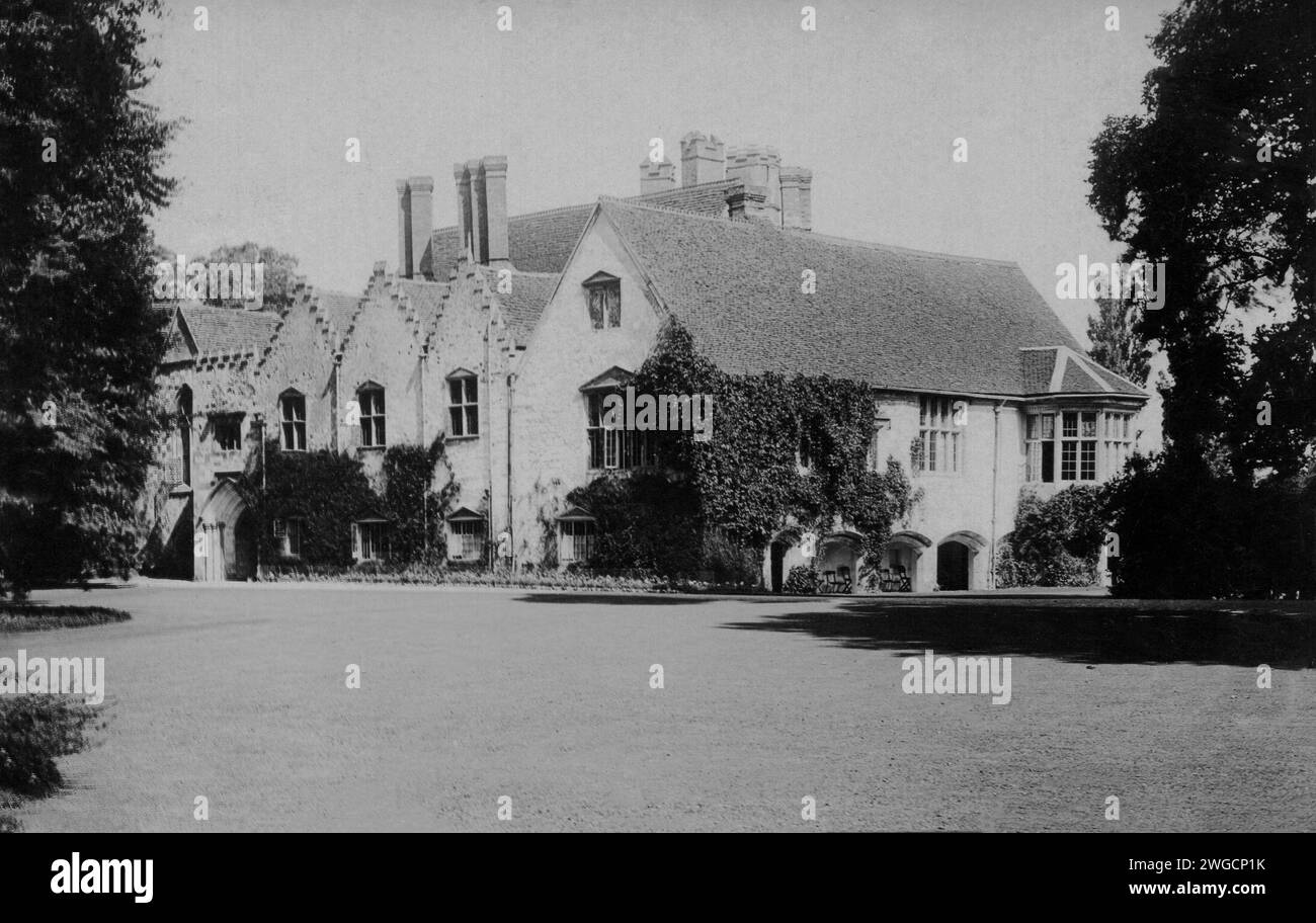 L'abbaye de Bisham est un manoir classé Grade I à Bisham dans le comté anglais de Berkshire. Le nom est tiré du monastère maintenant perdu qui se trouvait autrefois à côté. Cette abbaye originale de Bisham était auparavant nommée Prieuré de Bisham, et était le lieu de repos traditionnel de nombreux comtes de Salisbury. Banque D'Images